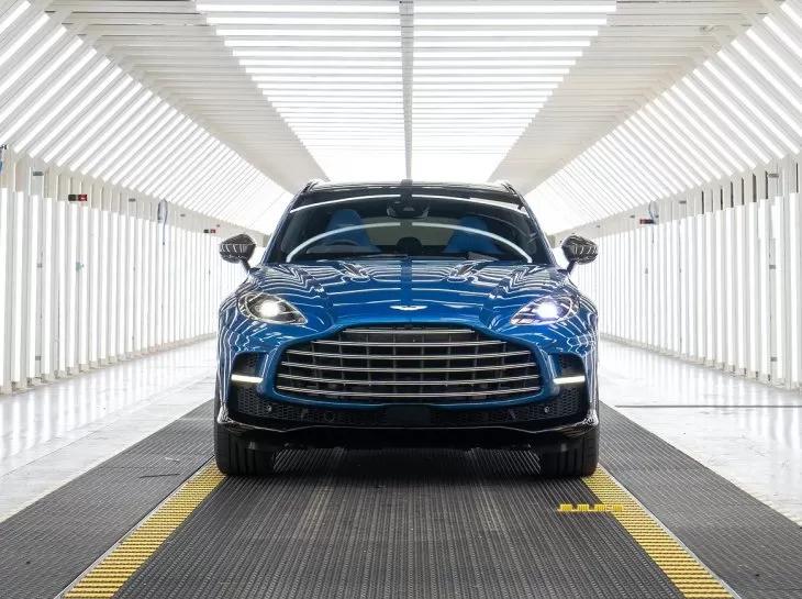 O furioso Aston Martin DBX 707 já chegou ao Brasil