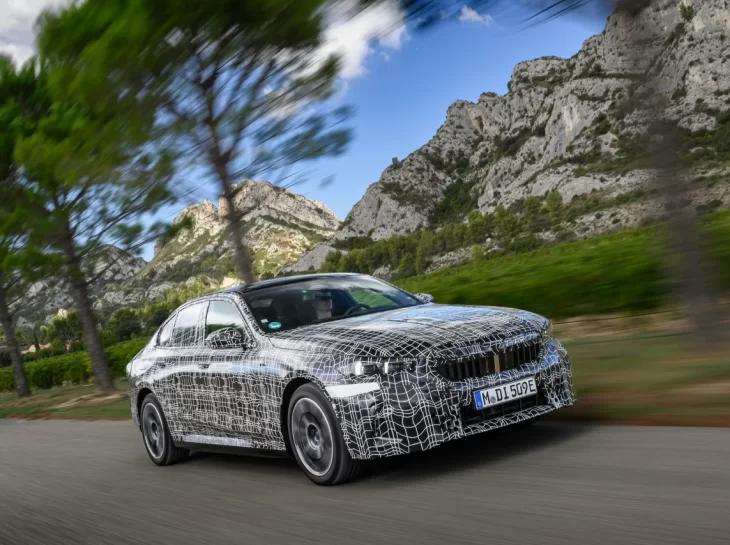 BMW i5 vai mudar de faixa com o olhar; entenda