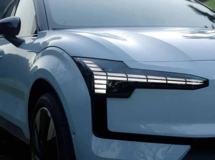 EX30 sobe no pódio dos elétricos em fevereiro