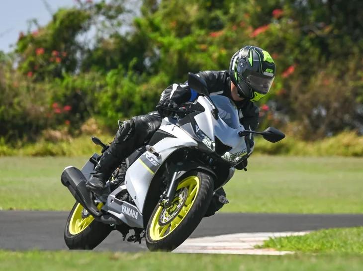 Yamaha R15 surpreende em pista de autódromo