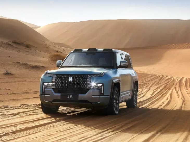 SUV da BYD gira no próprio eixo e flutua na água