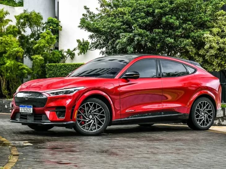 Ford Mustang Mach-E fica R$ 37 mil mais barato