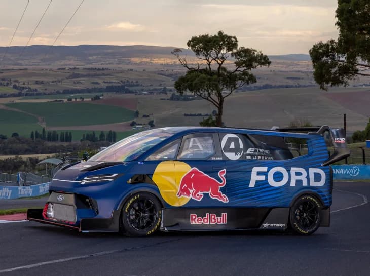 Van elétrica da Ford de 1.400 cv vence corrida