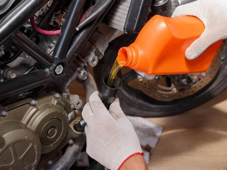 20W50 ou 10W30? Qual é o melhor óleo para a moto?