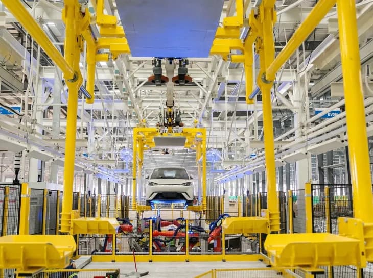 Robôs poderão montar veículos a custos menores