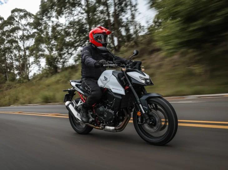 Honda CB 750 Hornet: dois cilindros resolvem tudo