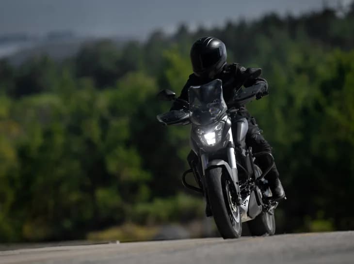 Bajaj Dominar 400 fica mais equipada e atraente