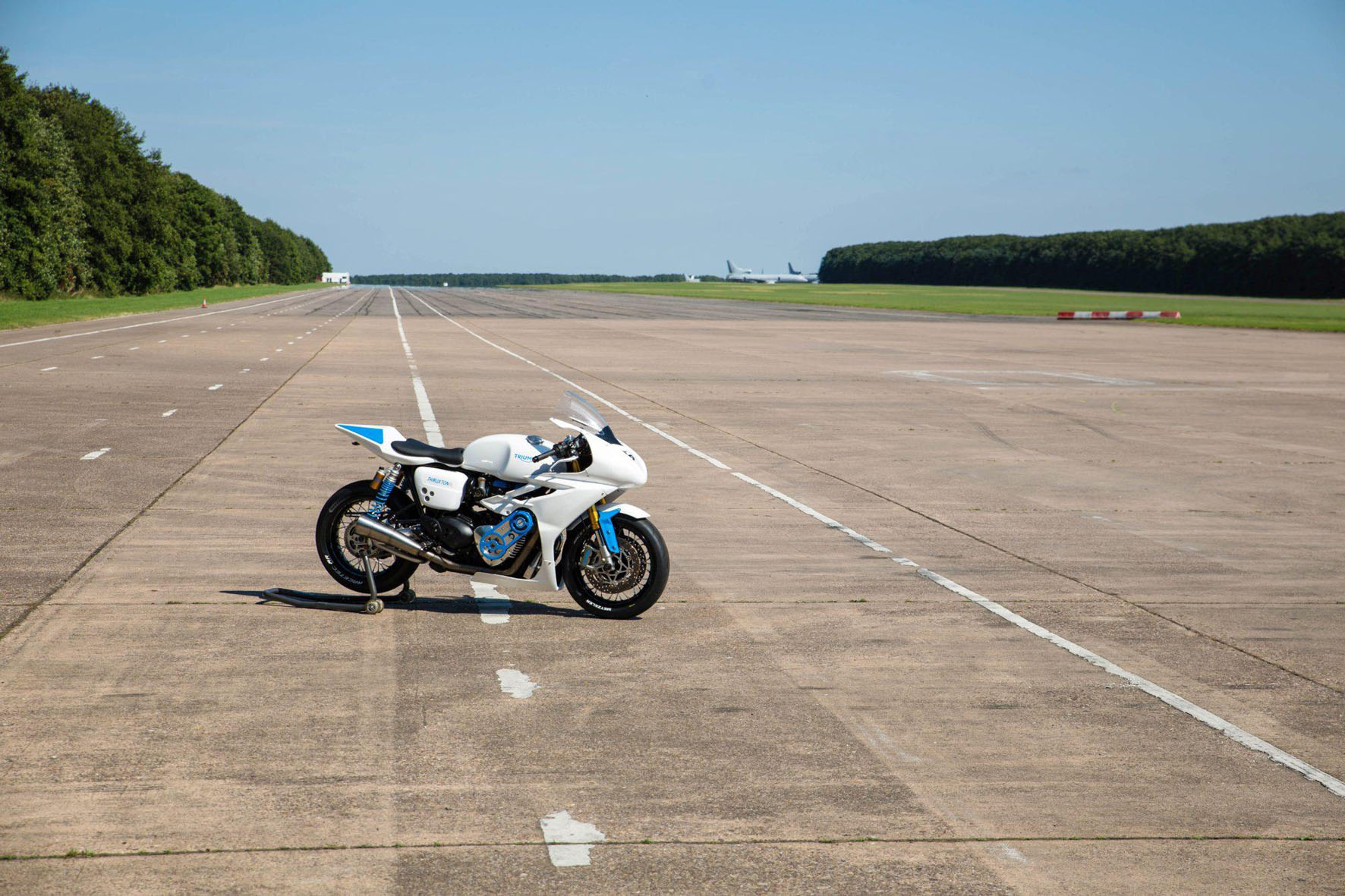  triumphthruxtonr_white_bike_1.jpg    