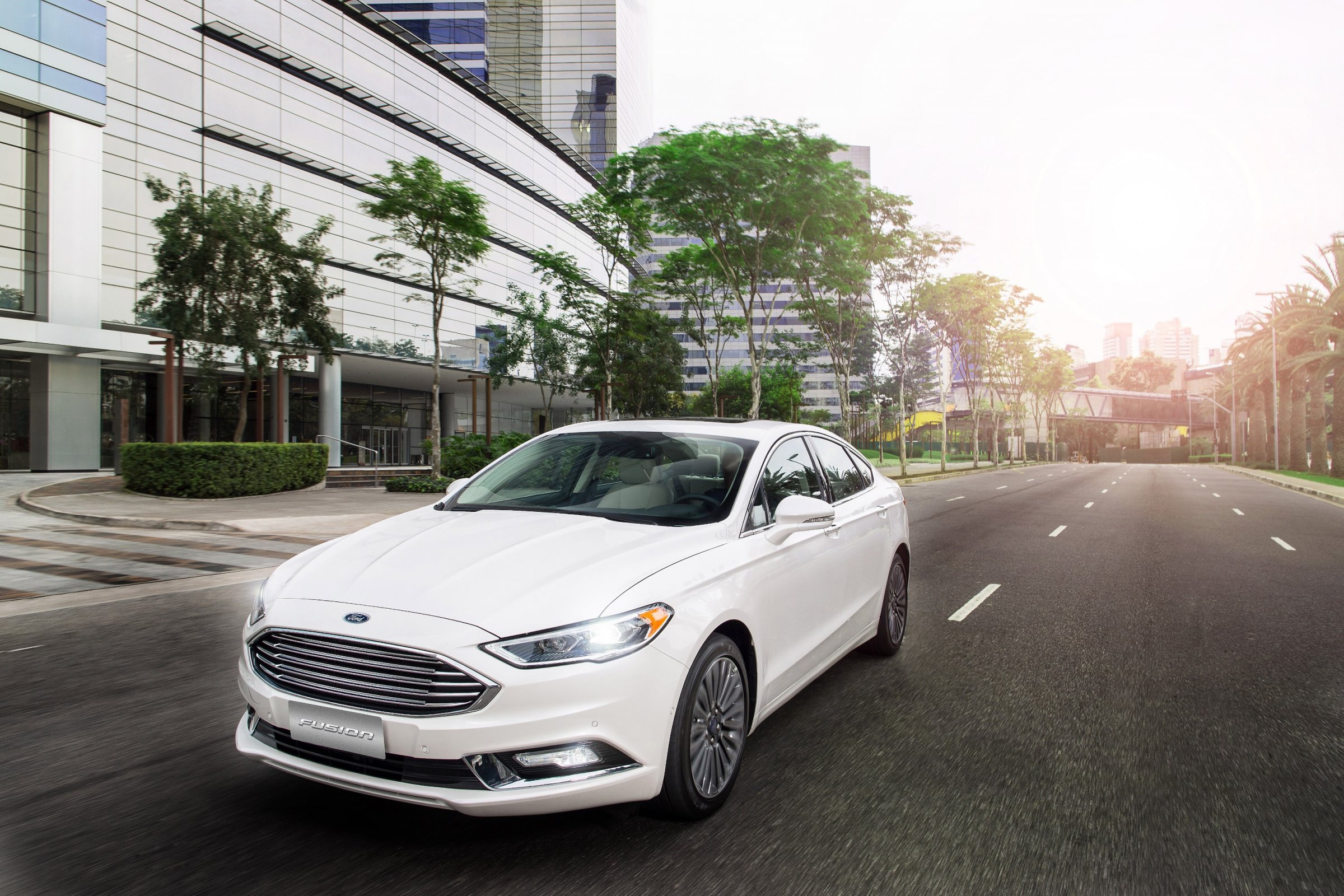 Ford Fusion branco de frente em movimento em uma rua de São Paulo