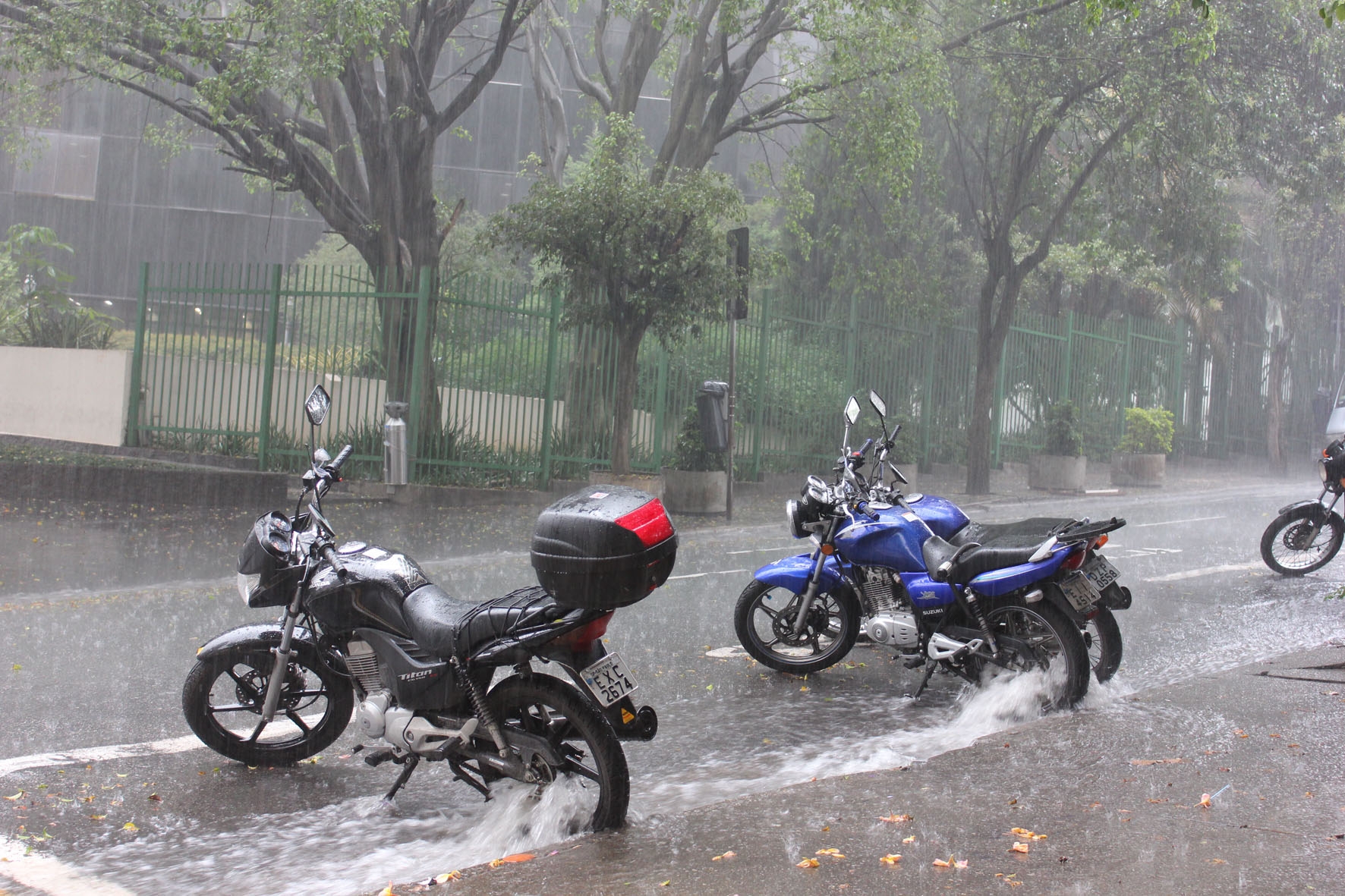 Dicas de Direção de Moto na Chuva