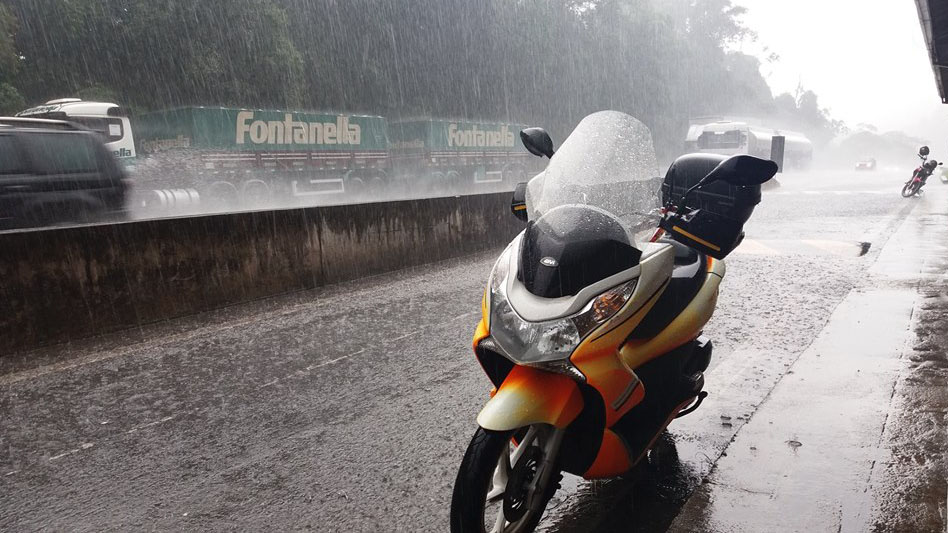 Dicas de Direção de Moto na Chuva