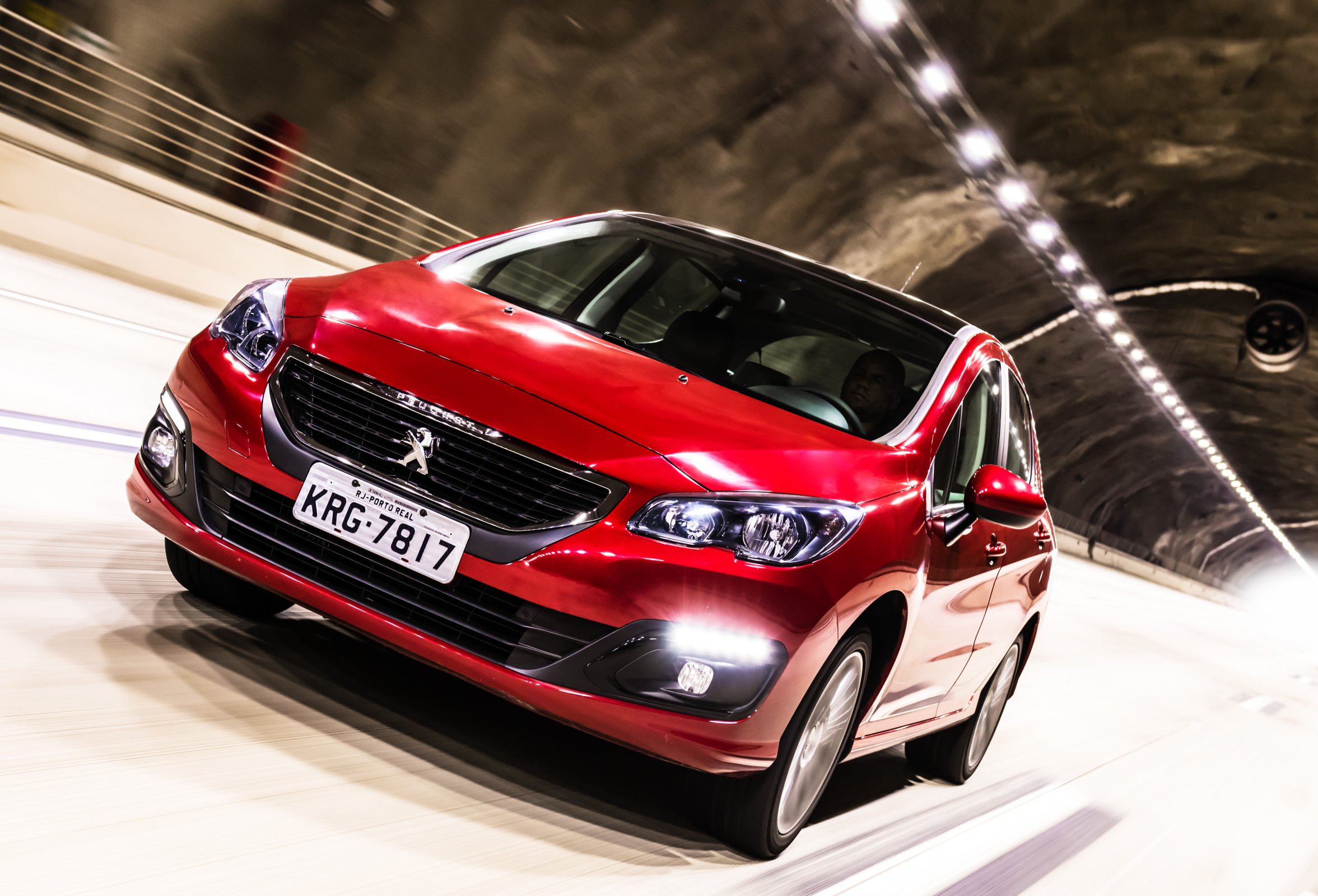 Peugeot 308 THP vermelho dentro de um túnel