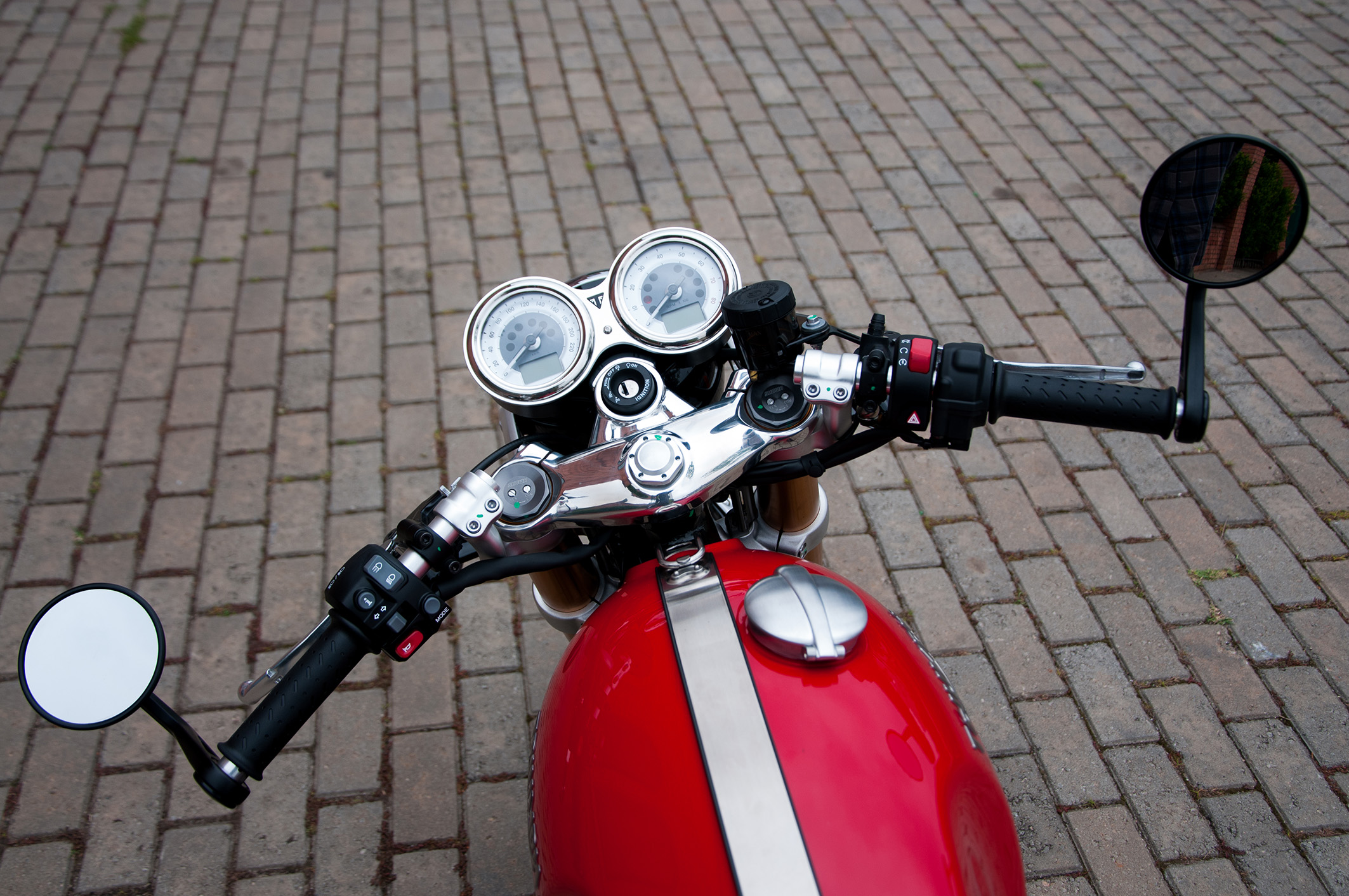 541mototeste_thruxton_r_1.jpg