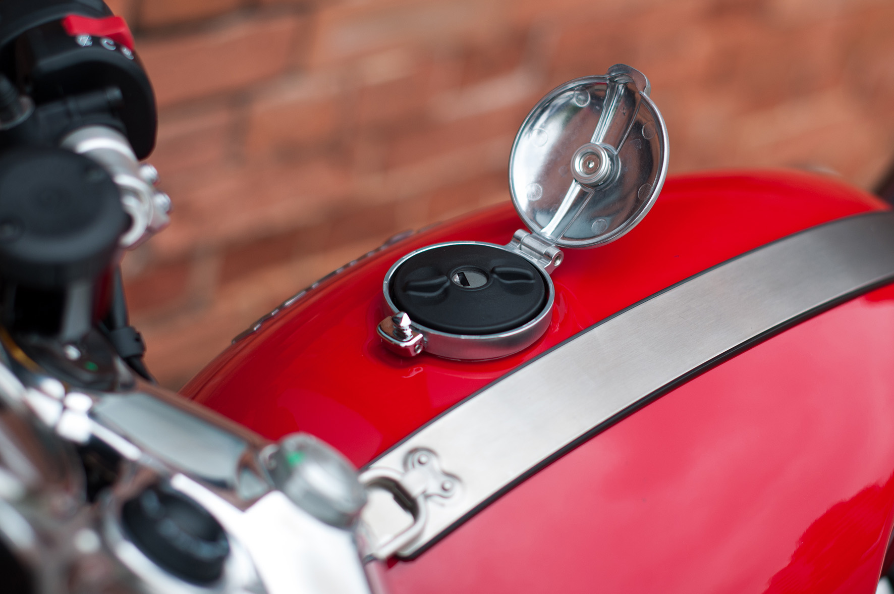 541mototeste_thruxton_r_1.jpg