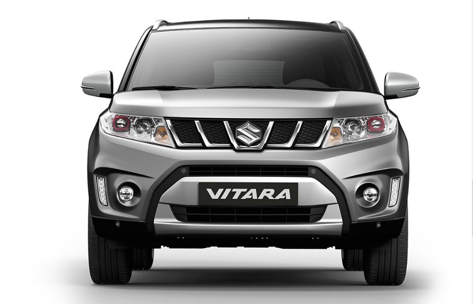 Suzuki Vitara prata bem de frente em foto de estúdio com fundo branco