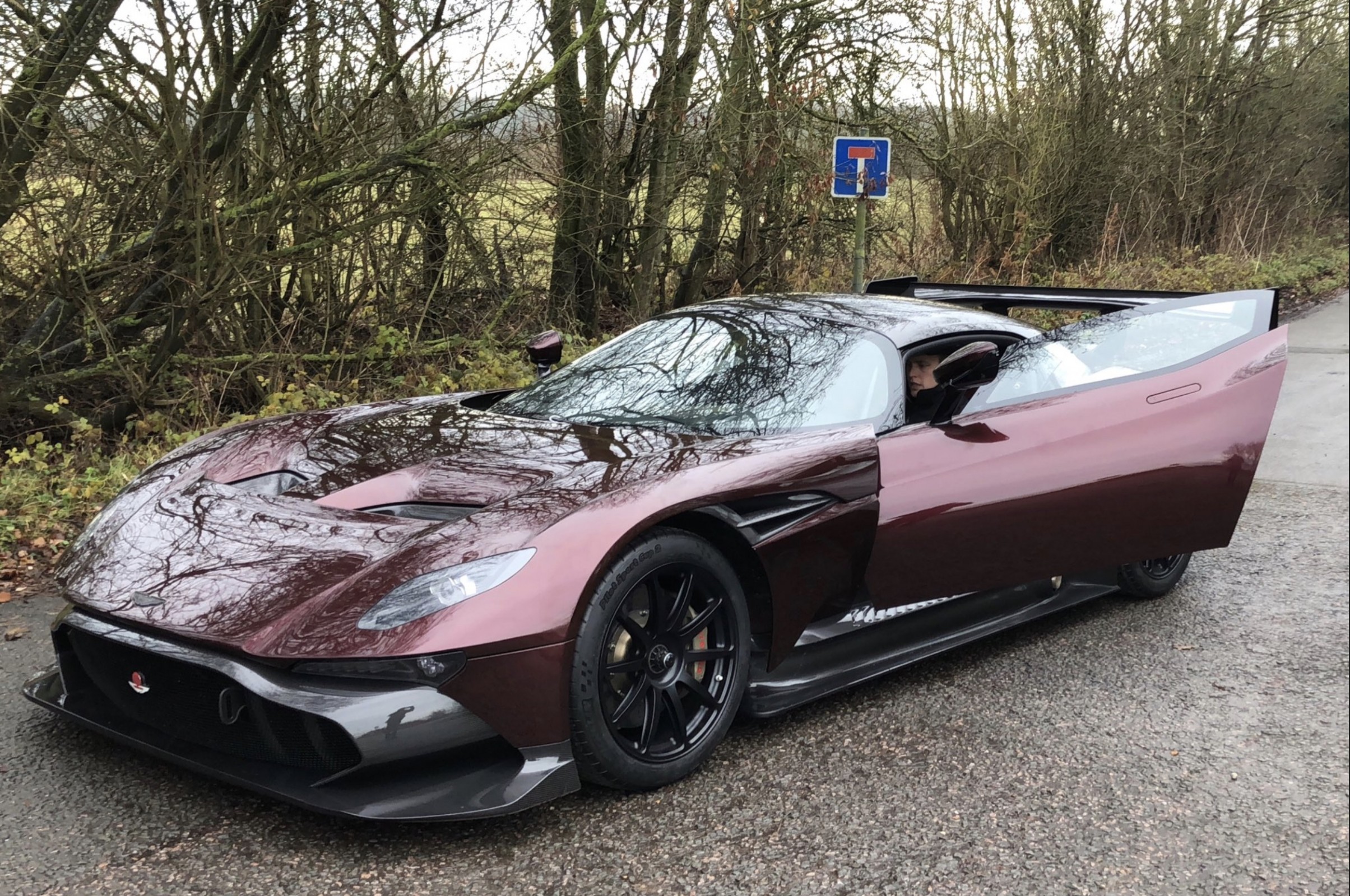 Aston Martin Vulcan modificado street legal RML Group