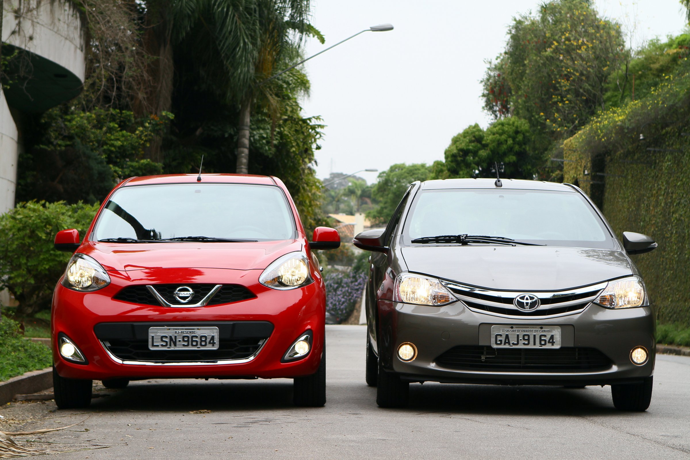 Comparativo Toyota Etios x Nissan March