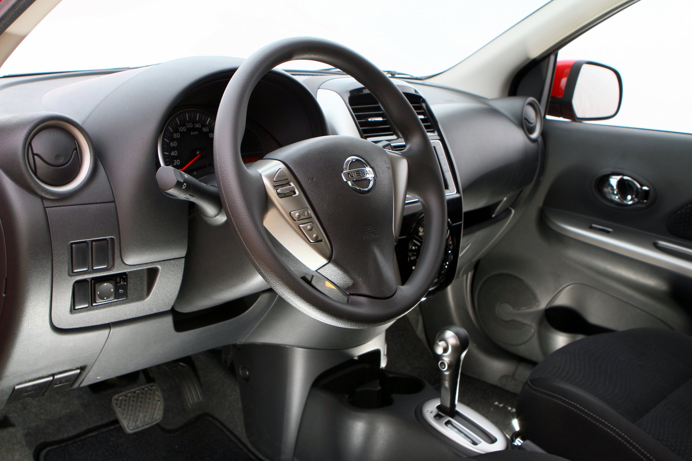 Comparativo Toyota Etios x Nissan March