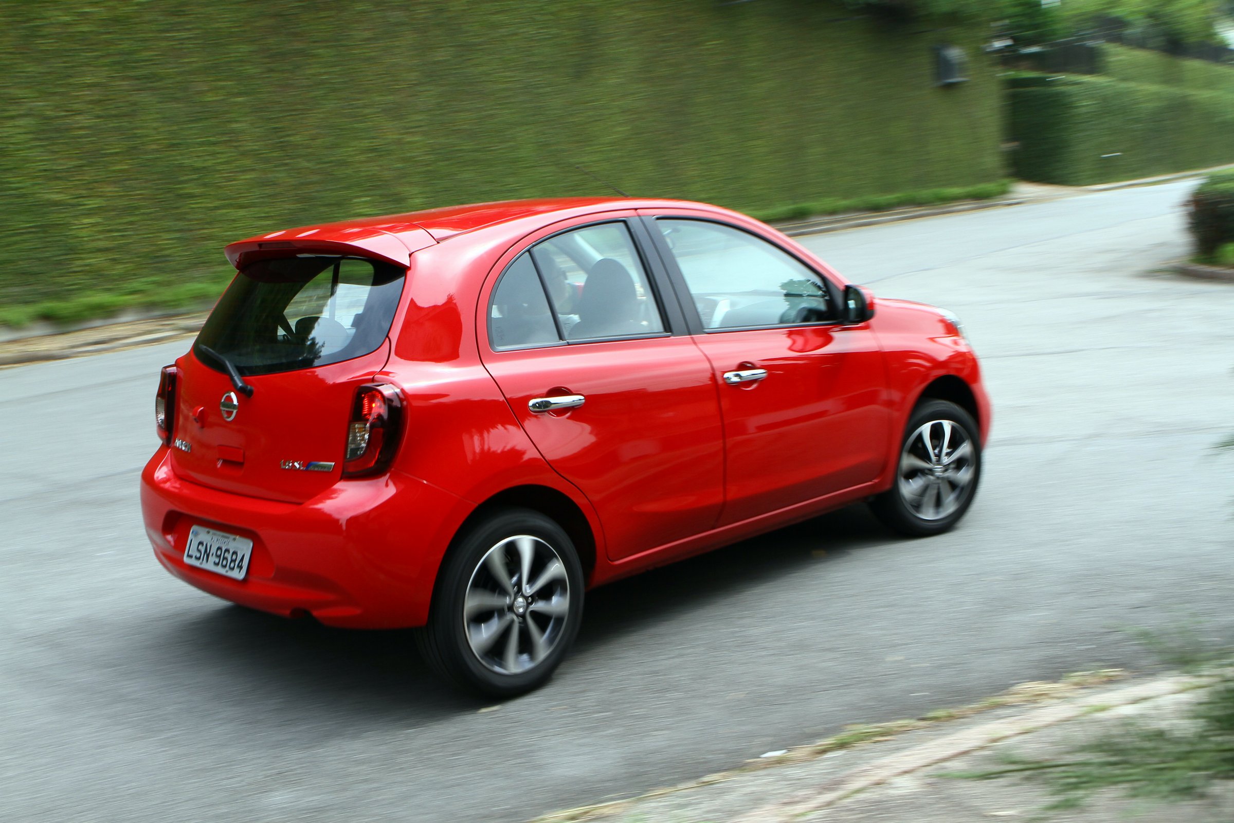 Comparativo Toyota Etios x Nissan March