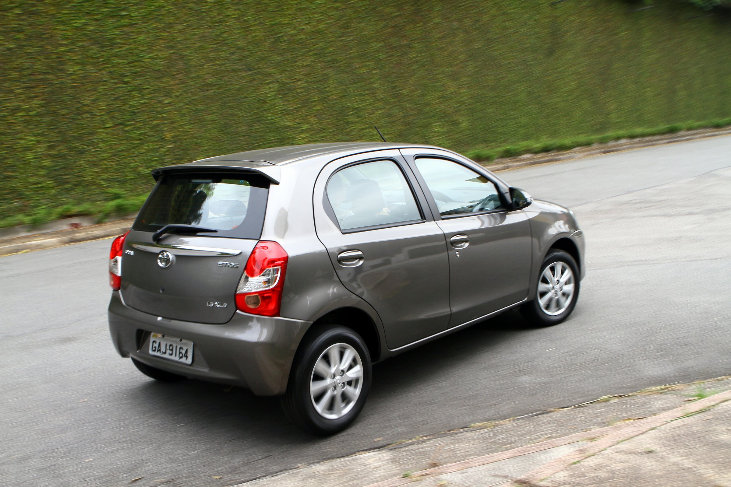 Comparativo Toyota Etios x Nissan March