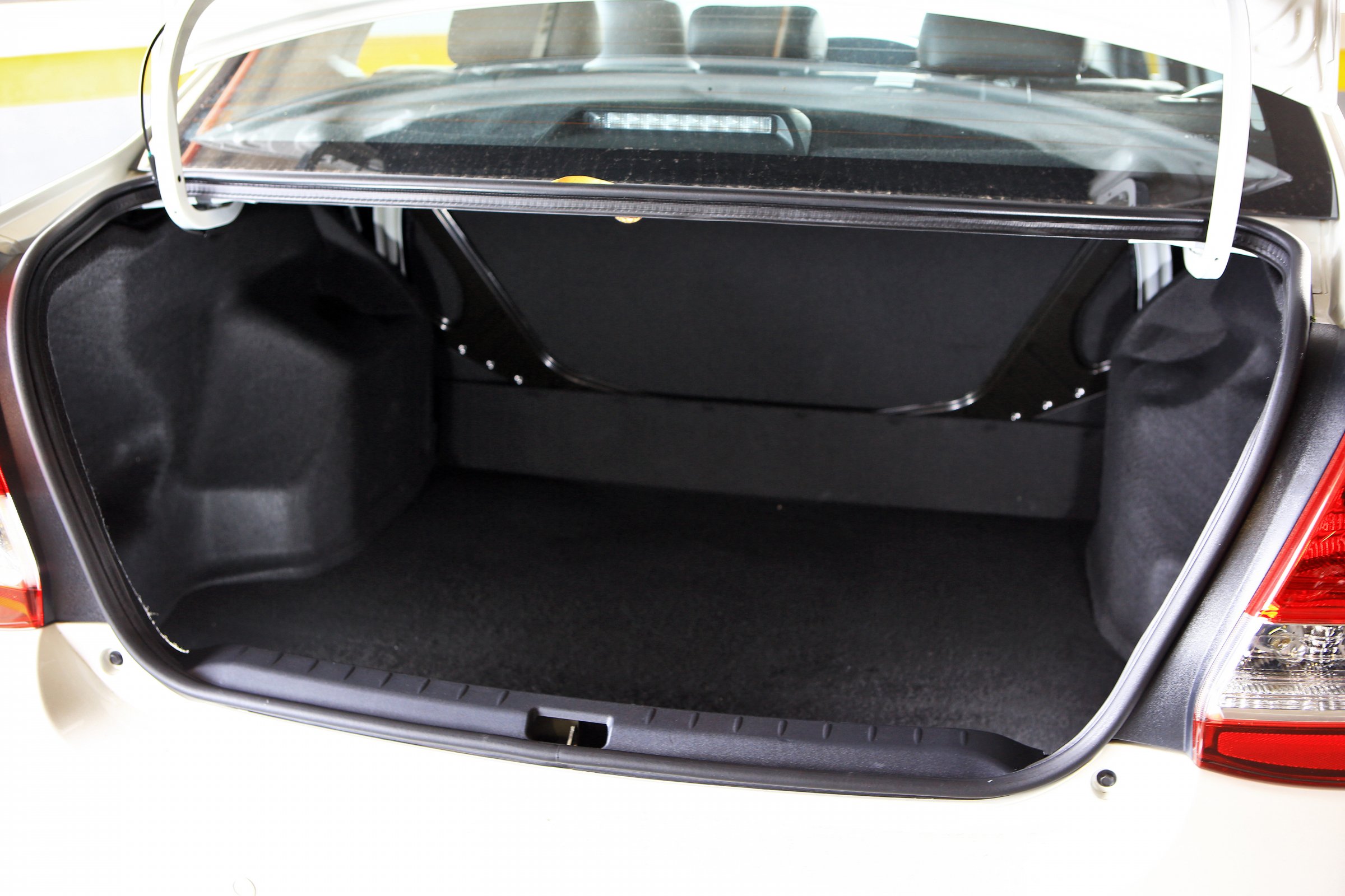Toyota Etios Sedan tem tampa aberta para exibir porta-malas de 560 litros