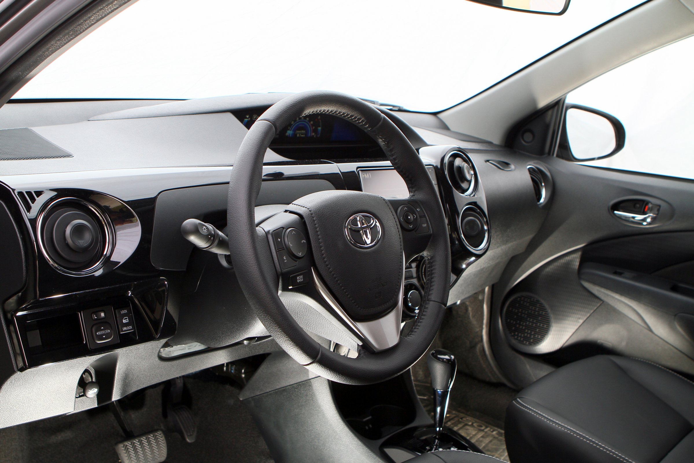 Comparativo Toyota Etios x Nissan March