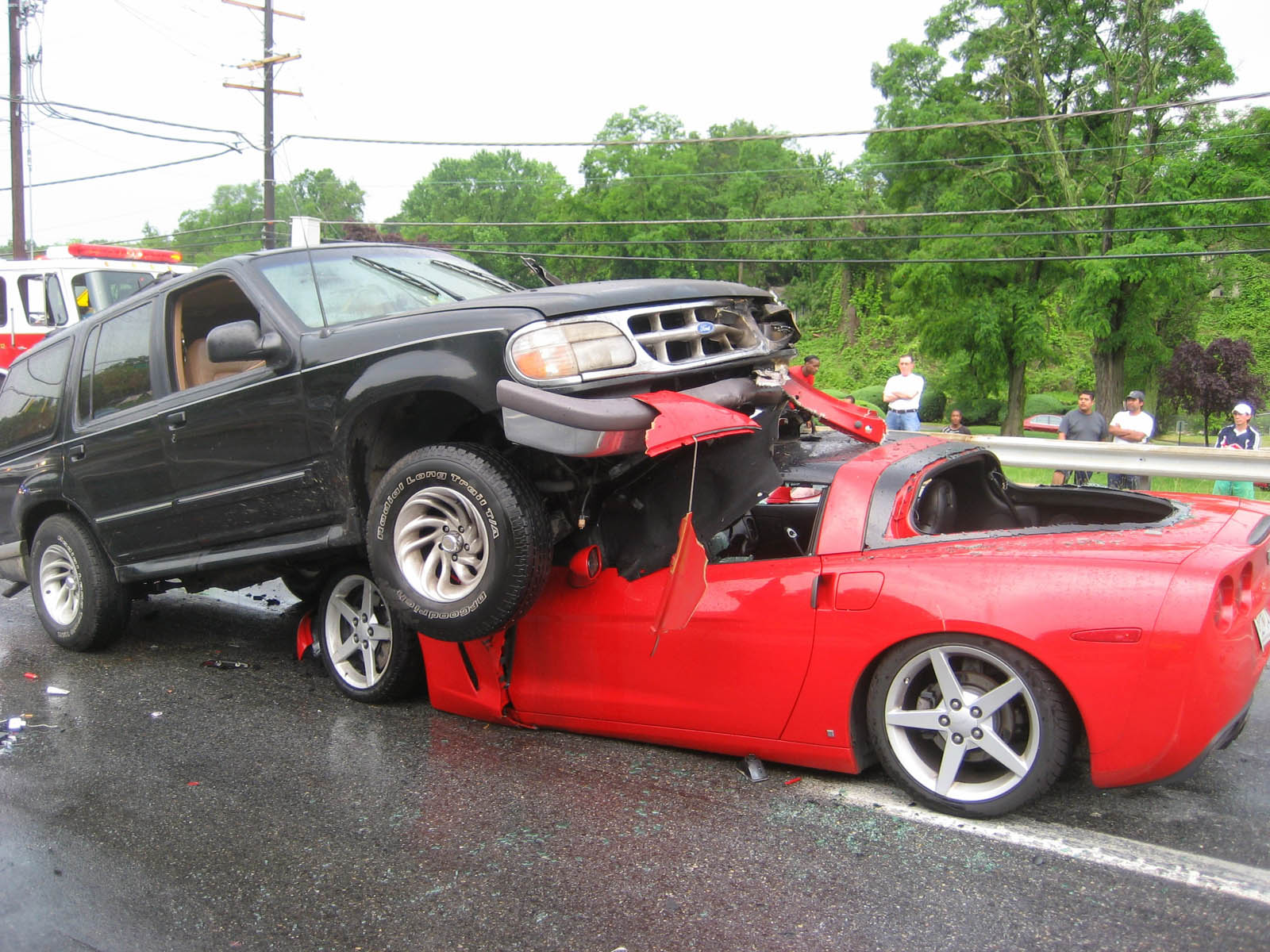 Ford Explorer engole Corvette