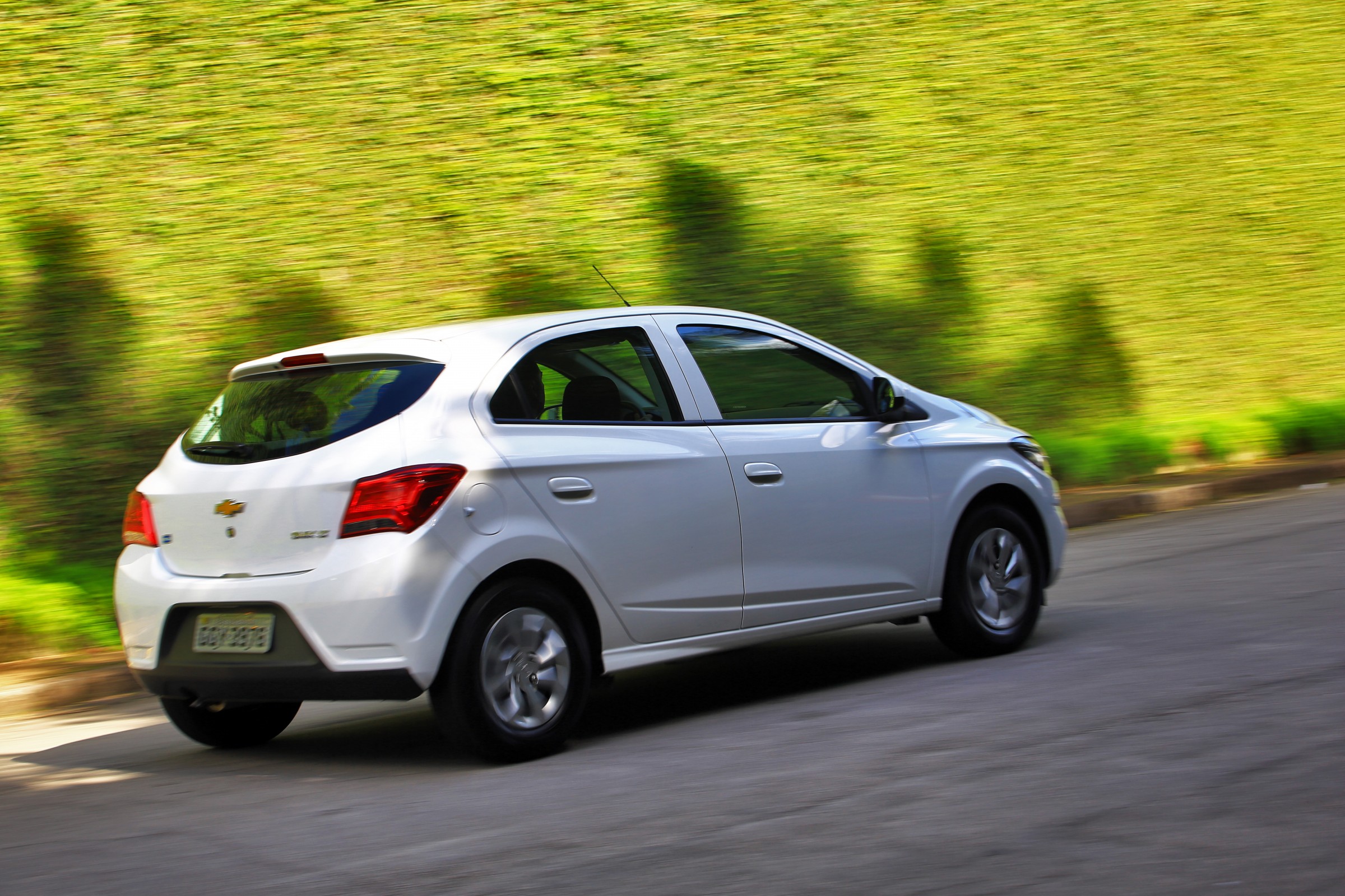 Comparativo Chevrolet Onix LT x Hyundai HB20 Comfort Plus