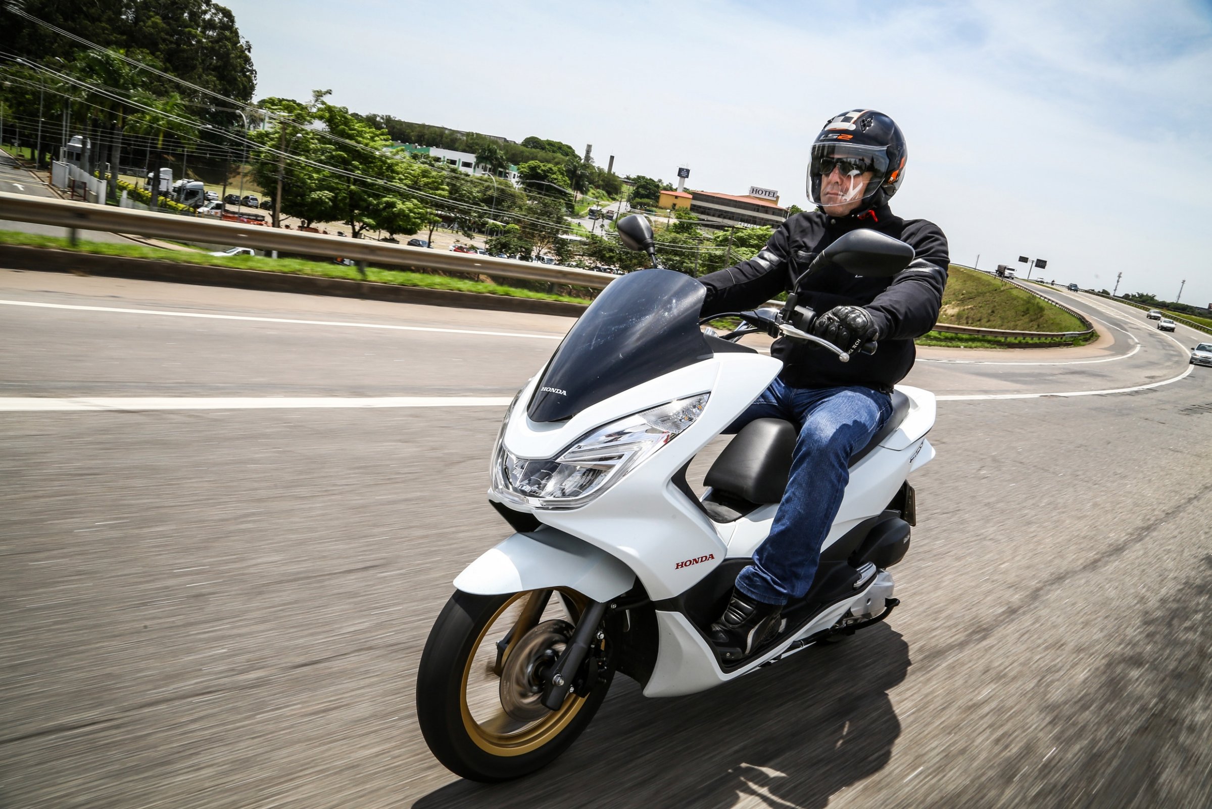 8_honda_pcx150_2016.jpg