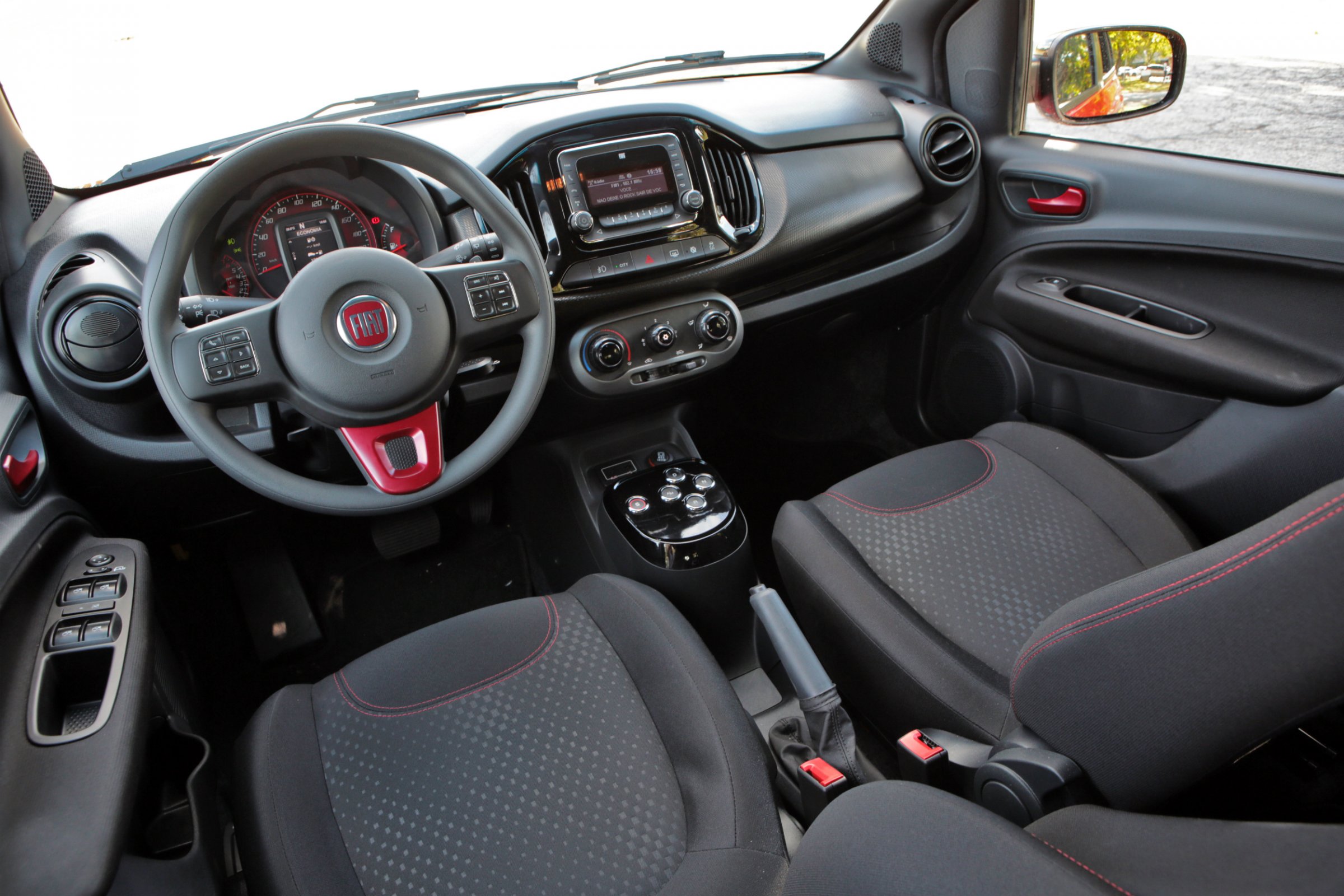  O Fiat Uno Sporting 1.3 com câmbio automatizado Dualogic tinha acionamento por botões, como alguns modelos da Ferrari.