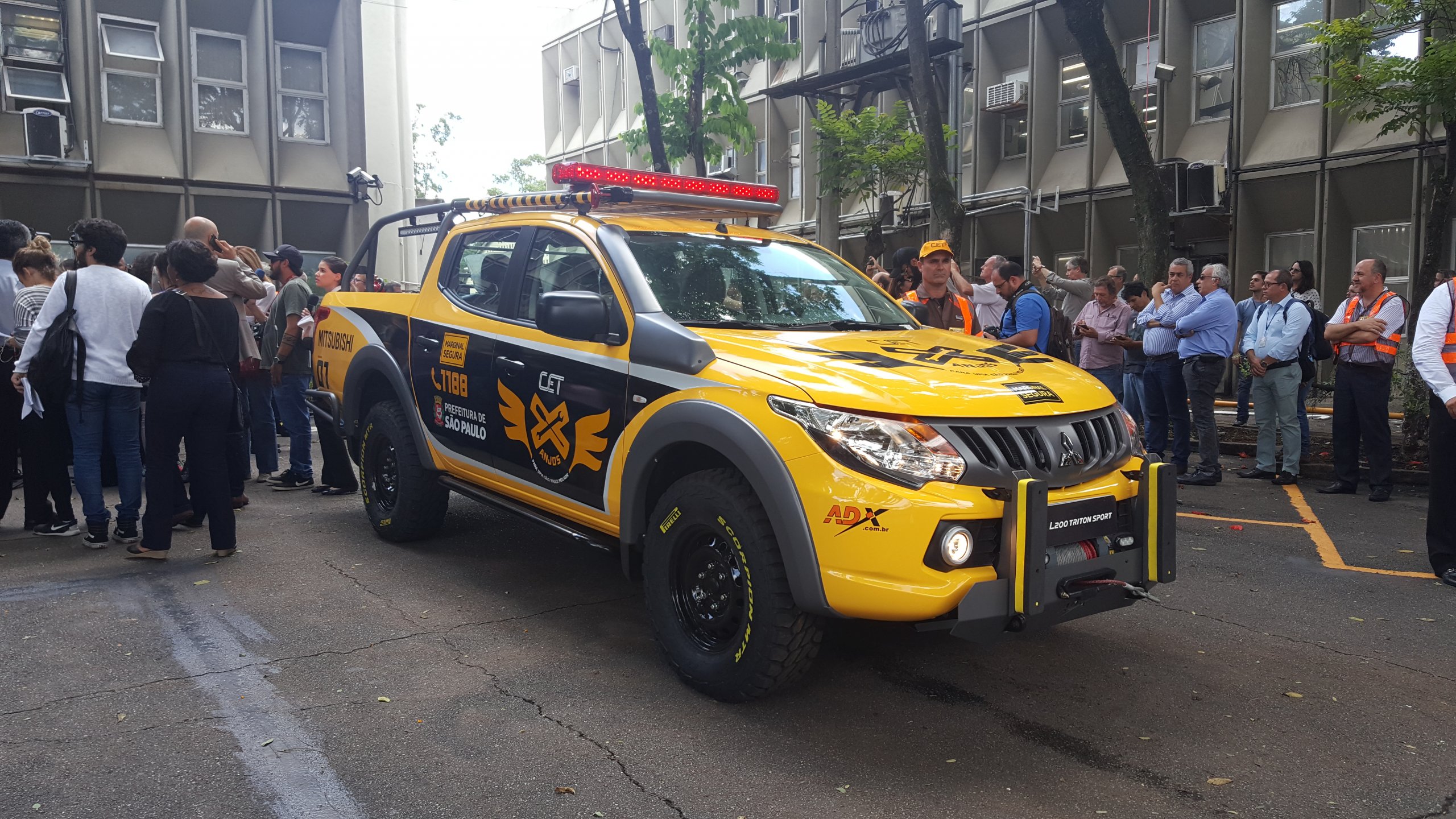 Mitsubishi L200 Sport customizada