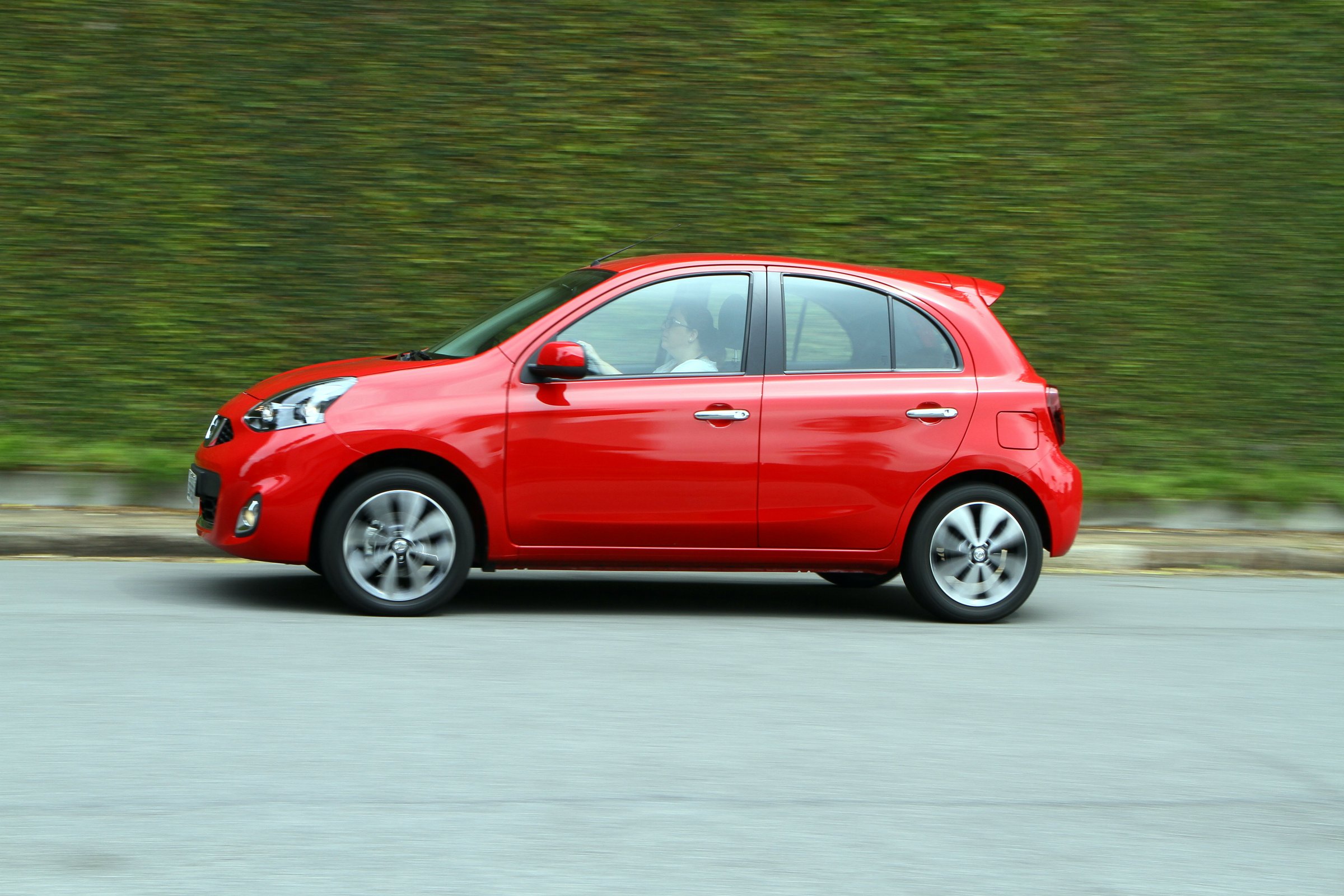 Toyota Etios vermelho andando pela rua