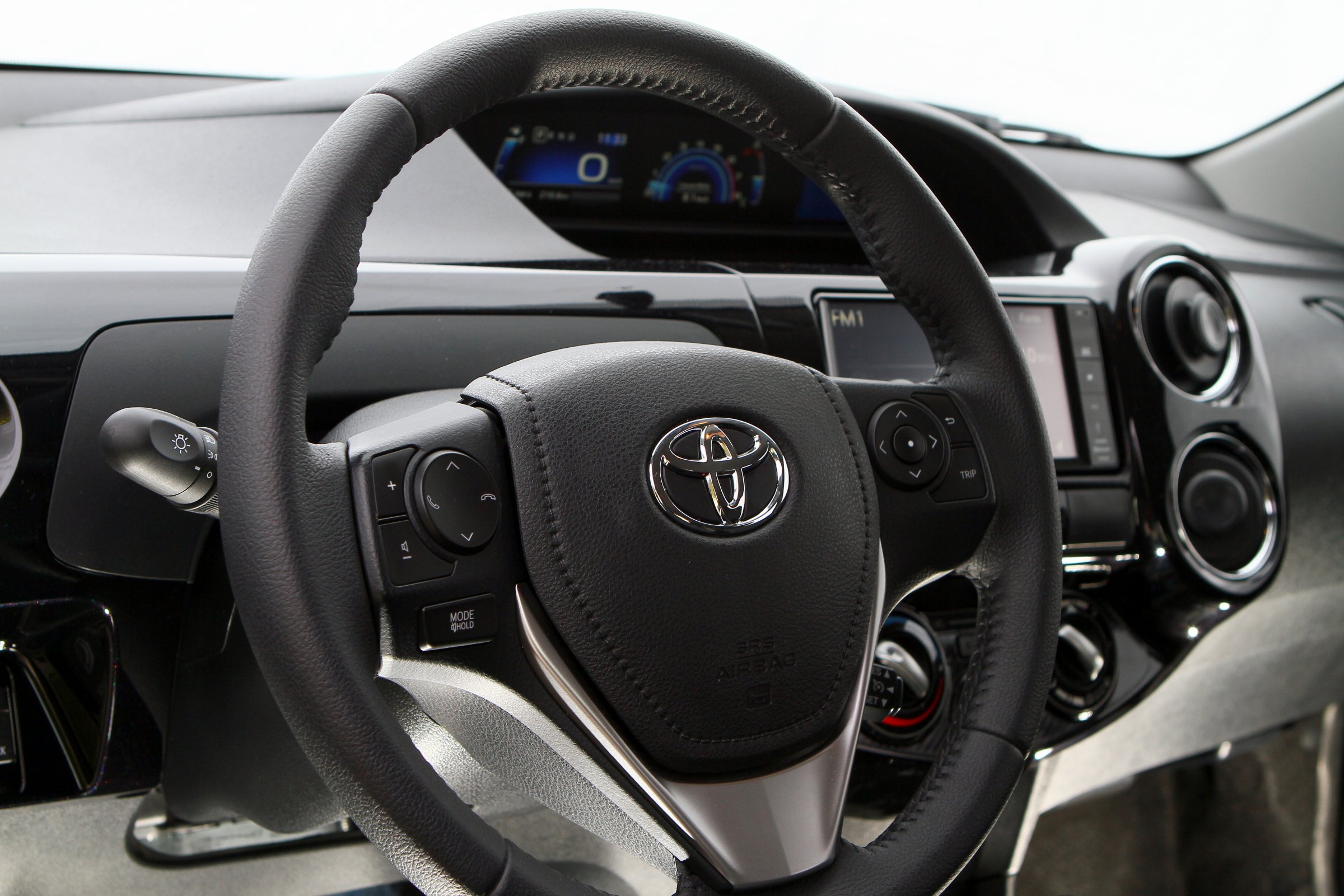 Comparativo Toyota Etios x Nissan March