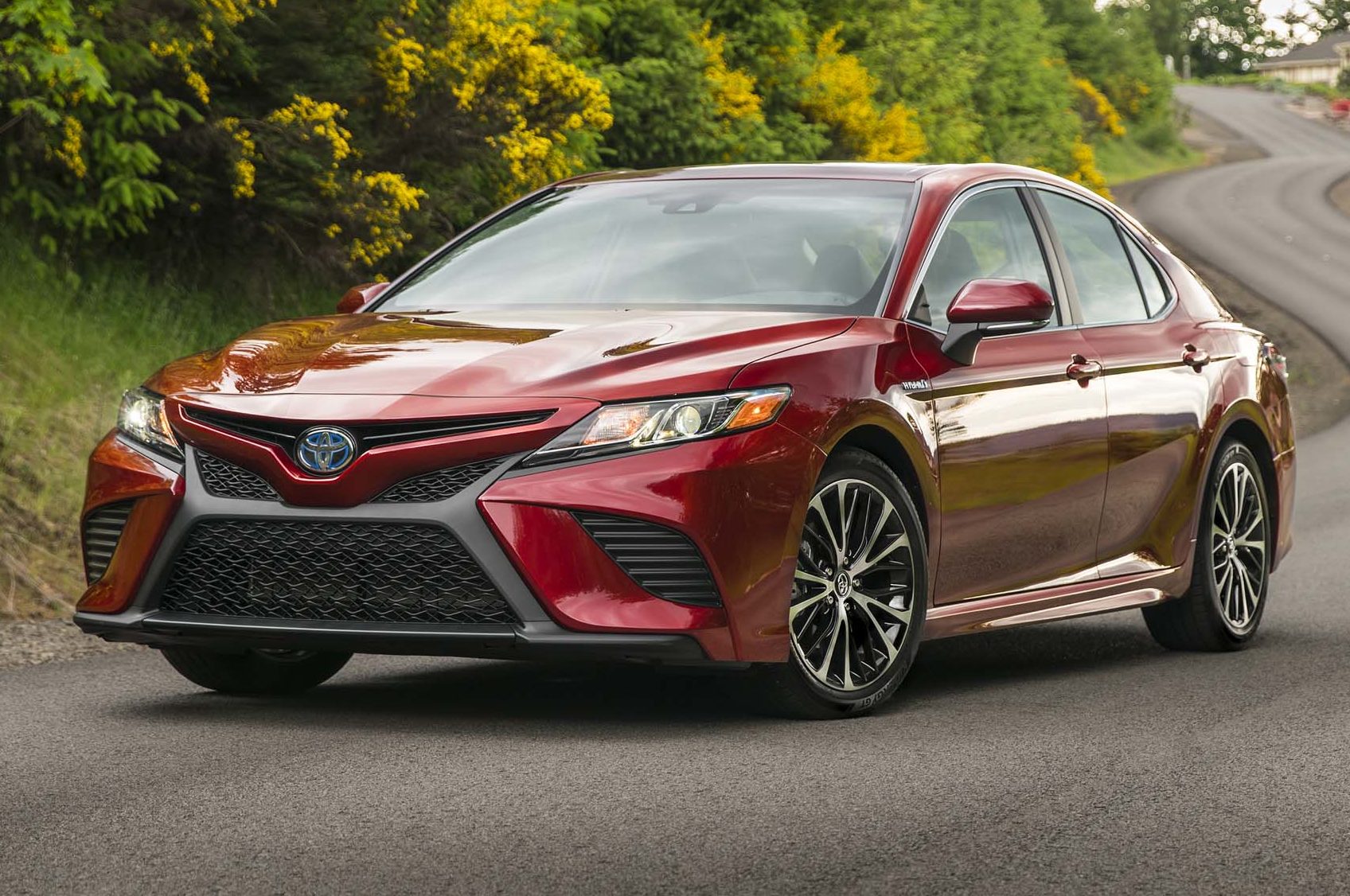 2018-toyota-camry-hybrid-se-front-three-quarters