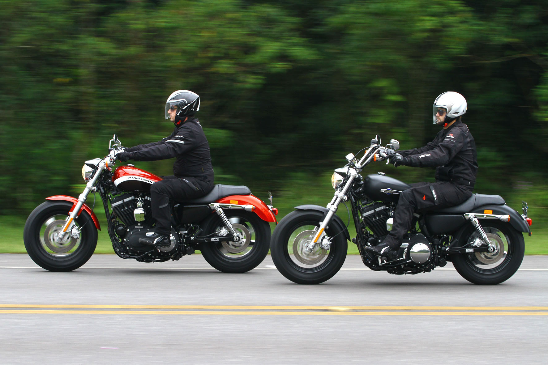 Harley Sportster nas versões CA (urbana) e CB (turismo)