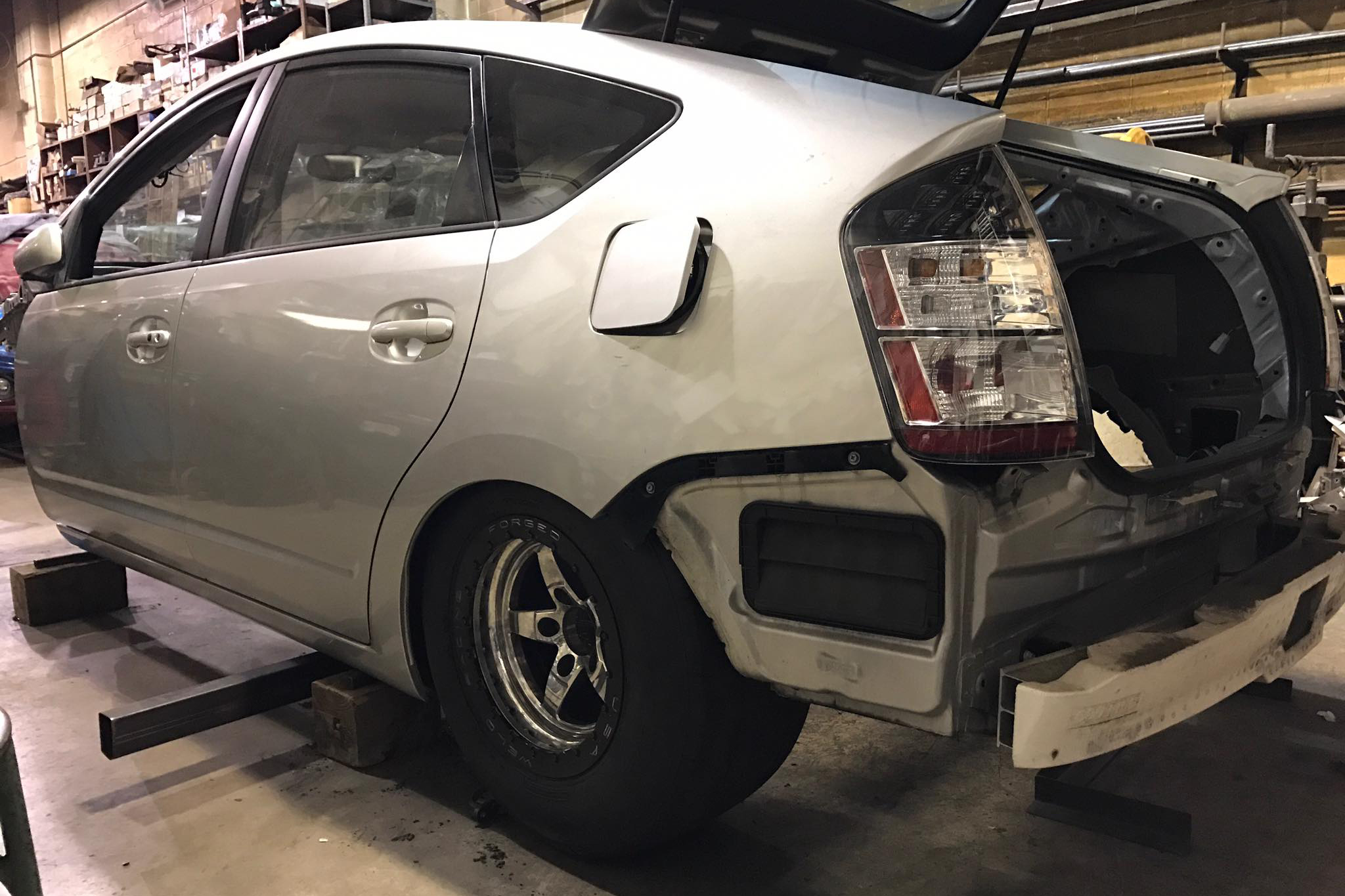 Preparadora coloca motor de Hellcat em um Prius