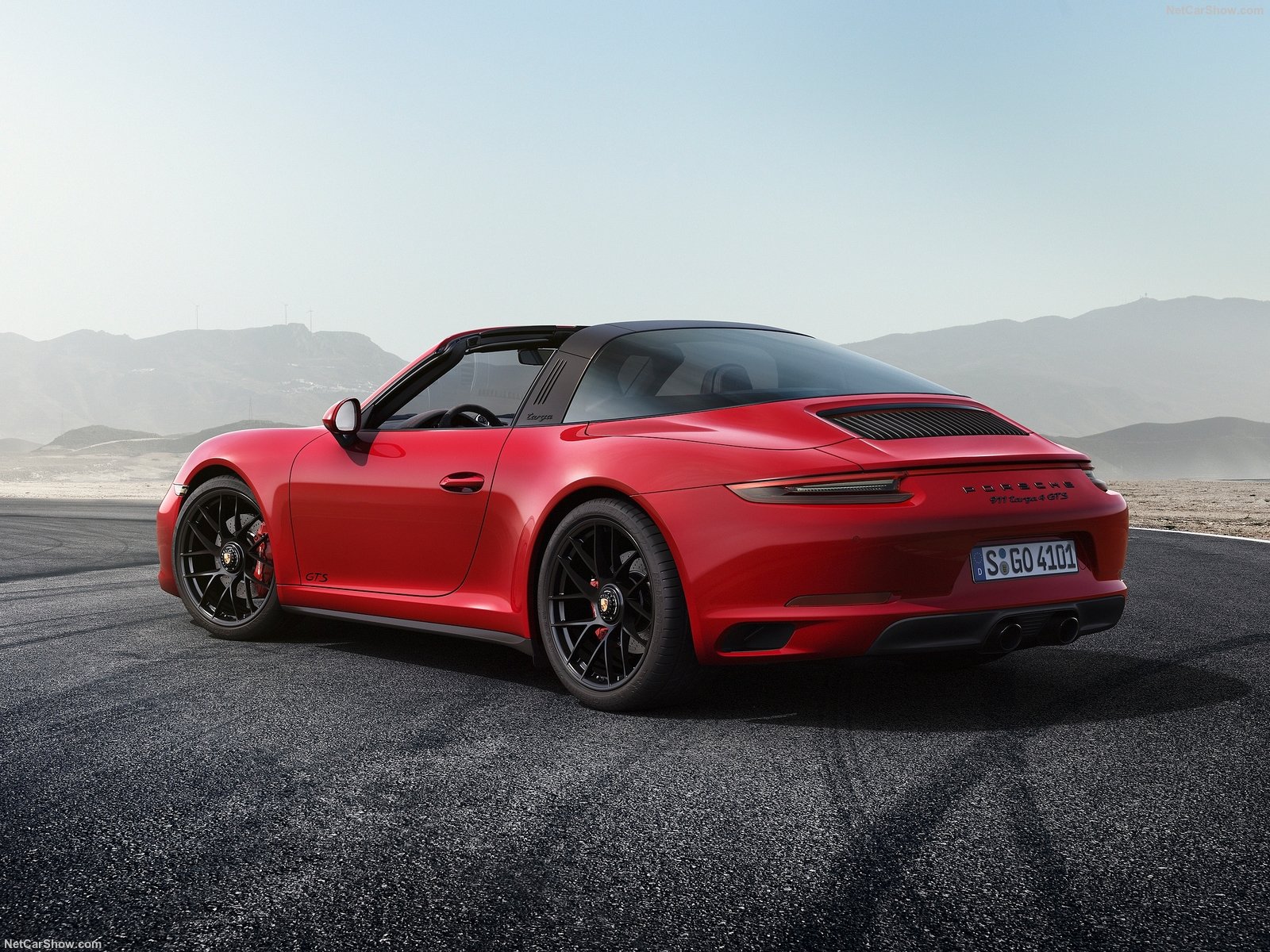  Porsche 911 Carrera GTS        