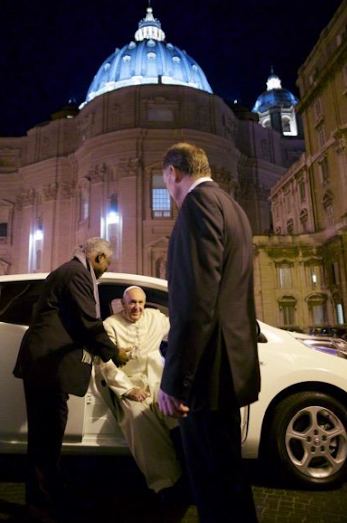 Papa Francisco anda de Nissan Leaf