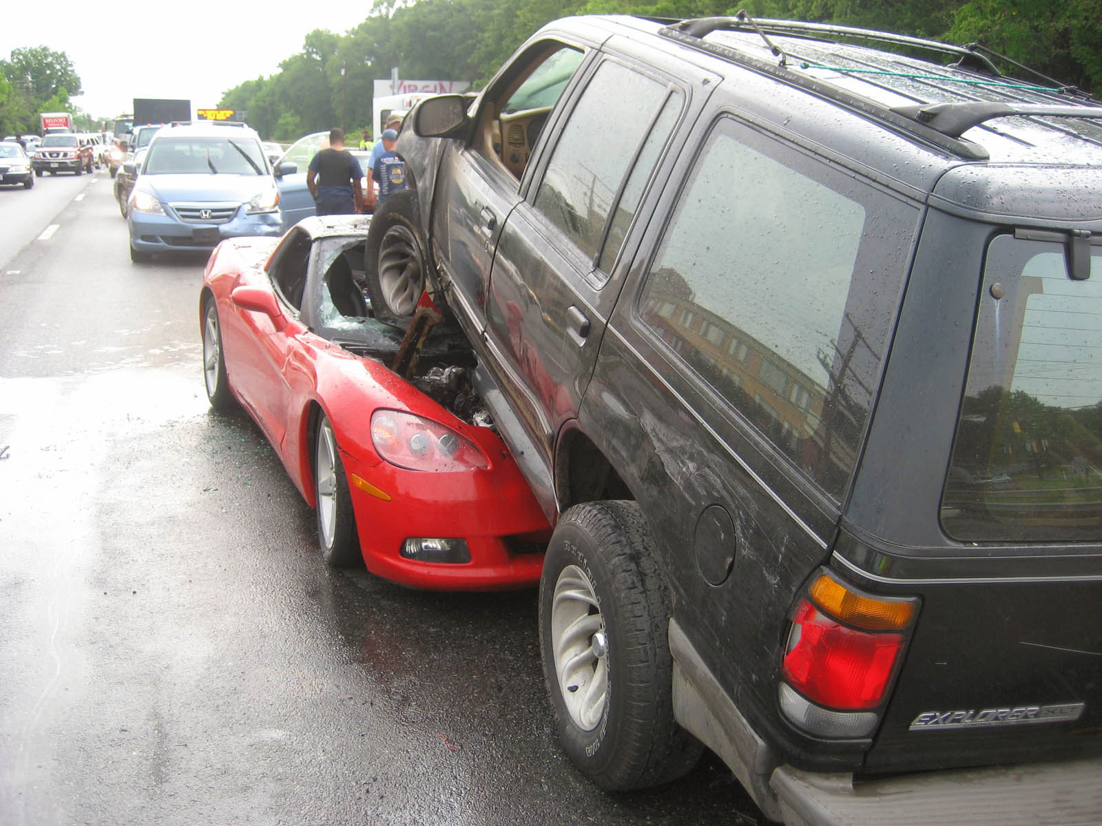 Ford Explorer engole Corvette