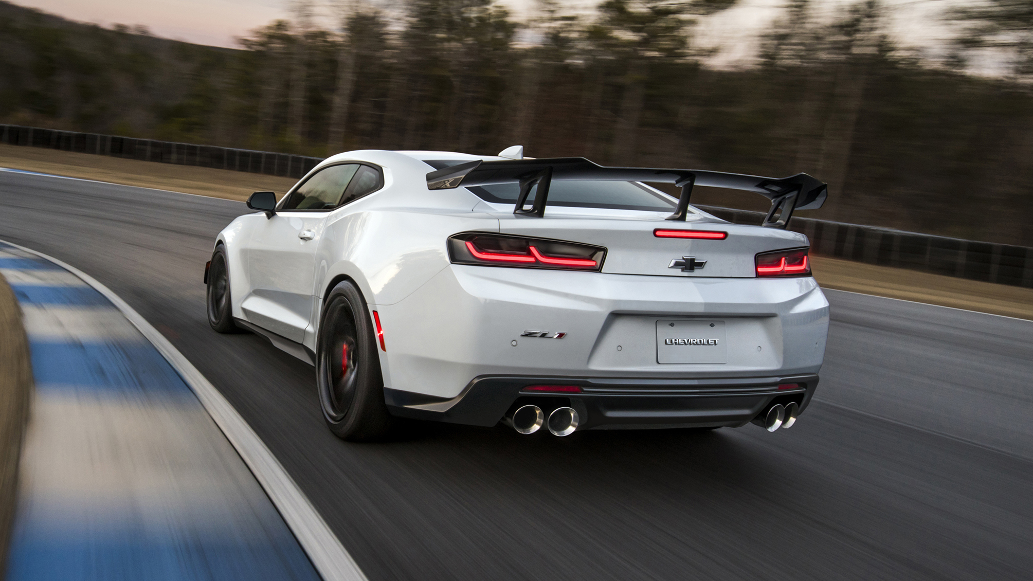 2018-chevrolet-camaro-zl1-1le traseira