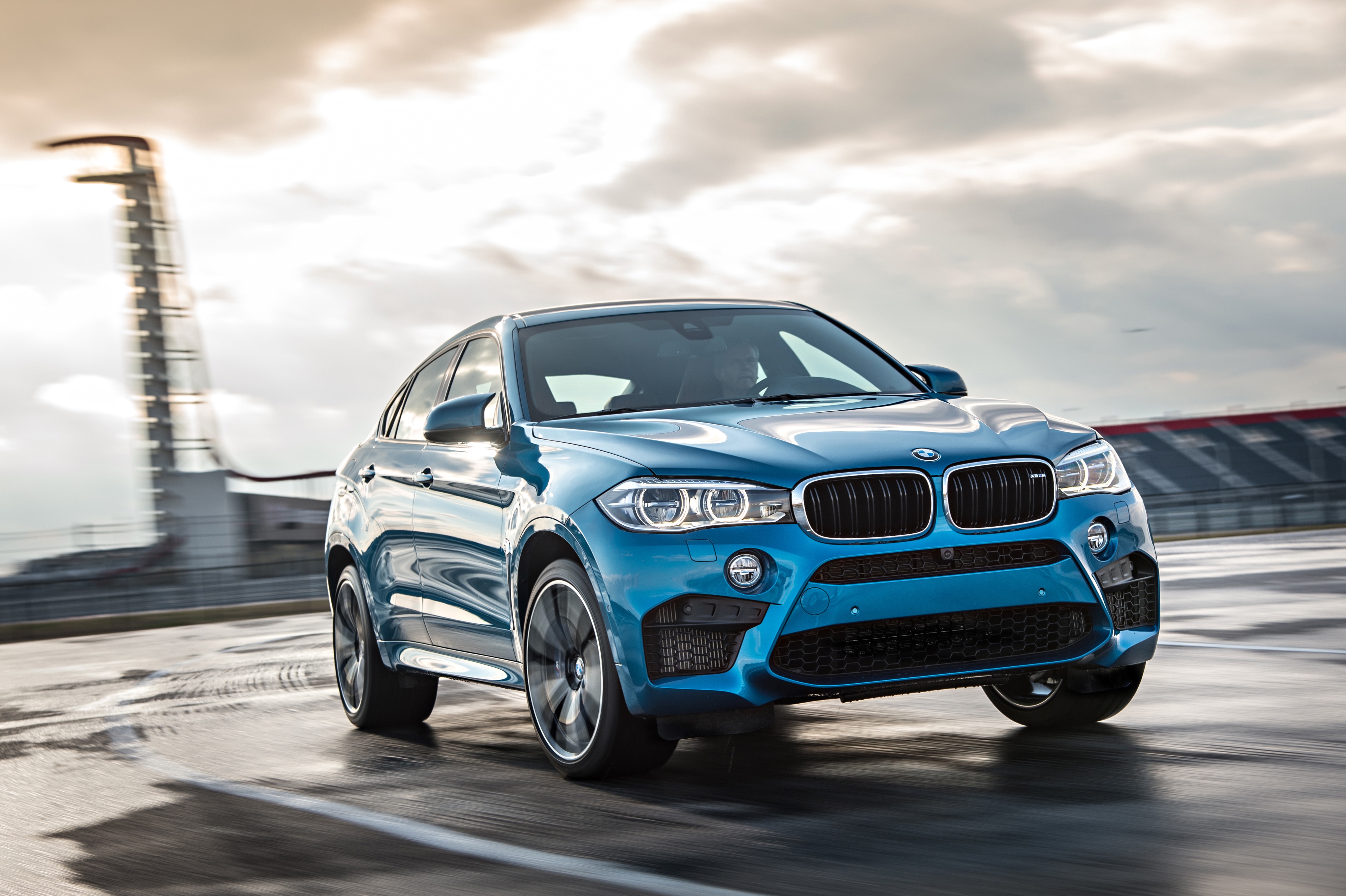 p90172859_highres_the-new-bmw-x6-m-on-.jpg