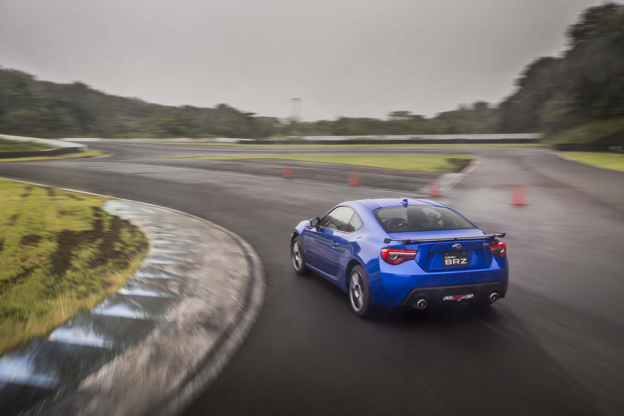 2017-subaru-brz traseira