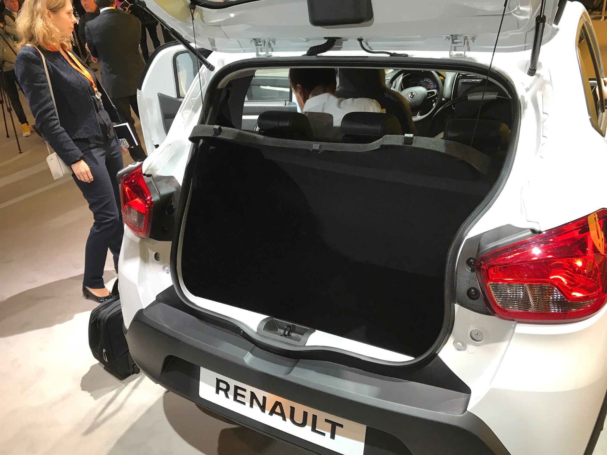 Tampa traseira do Renault Kwid aberta mostra o espaço no porta-malas do hatch