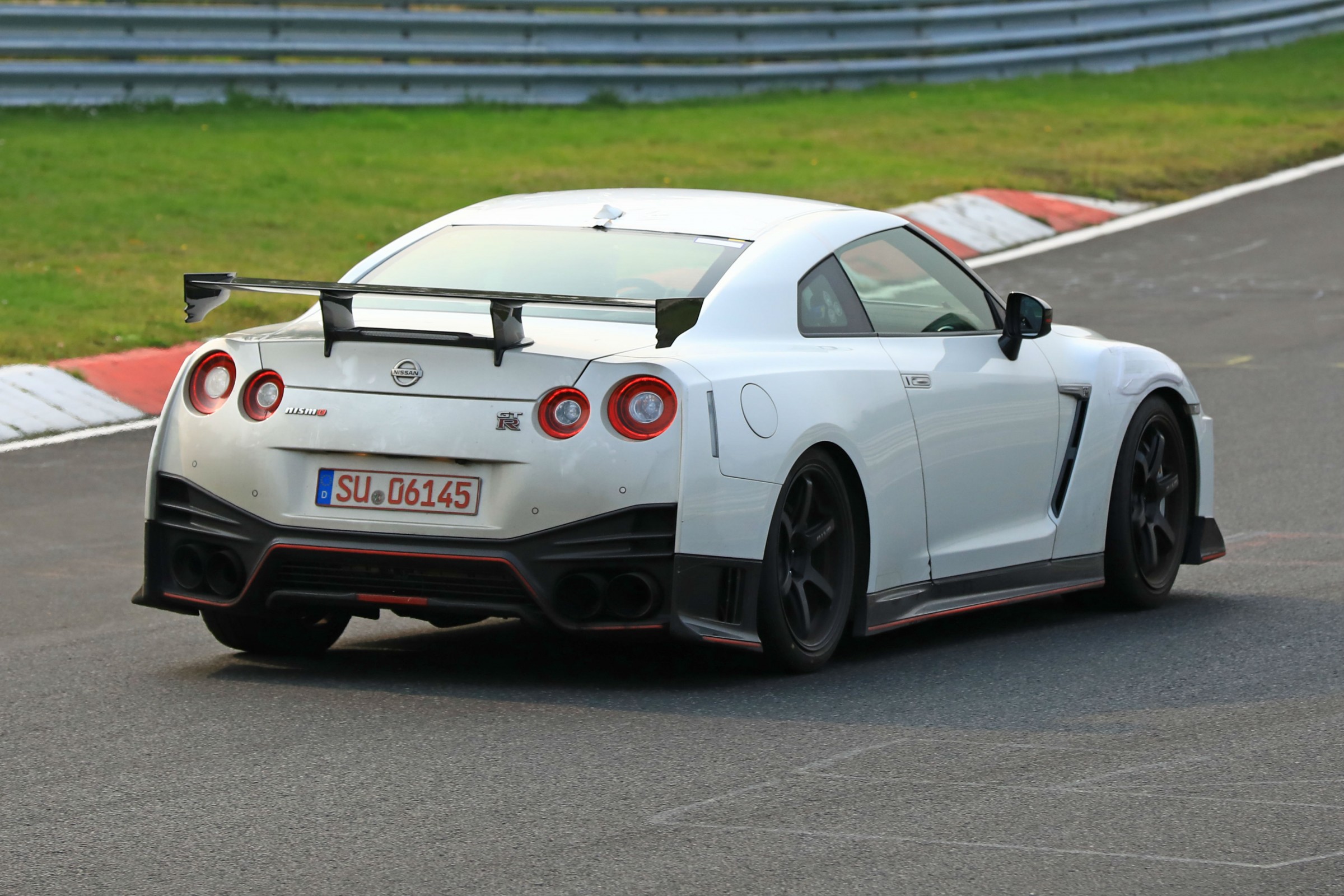 Nissan GT R Nismo flagra segredo