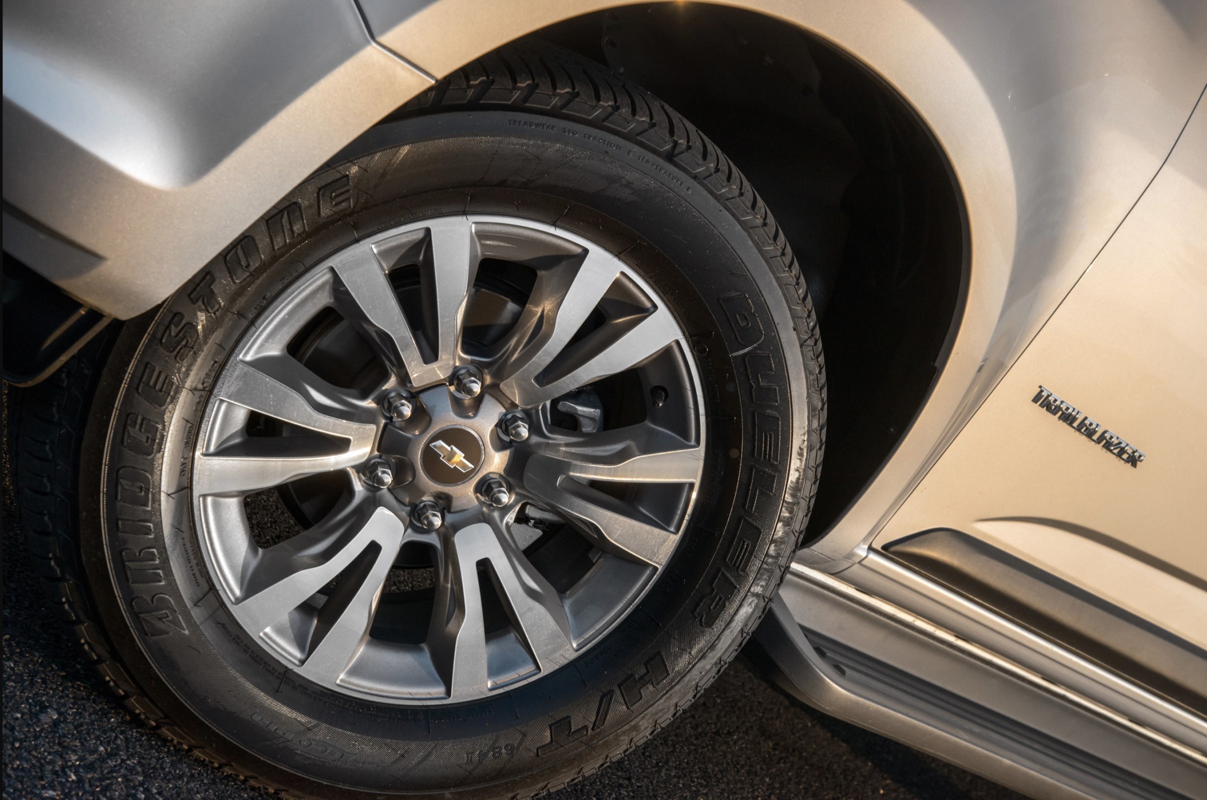  O SUV grandão Chevrolet Trailblazer tem rodas com seis pontos de fixação