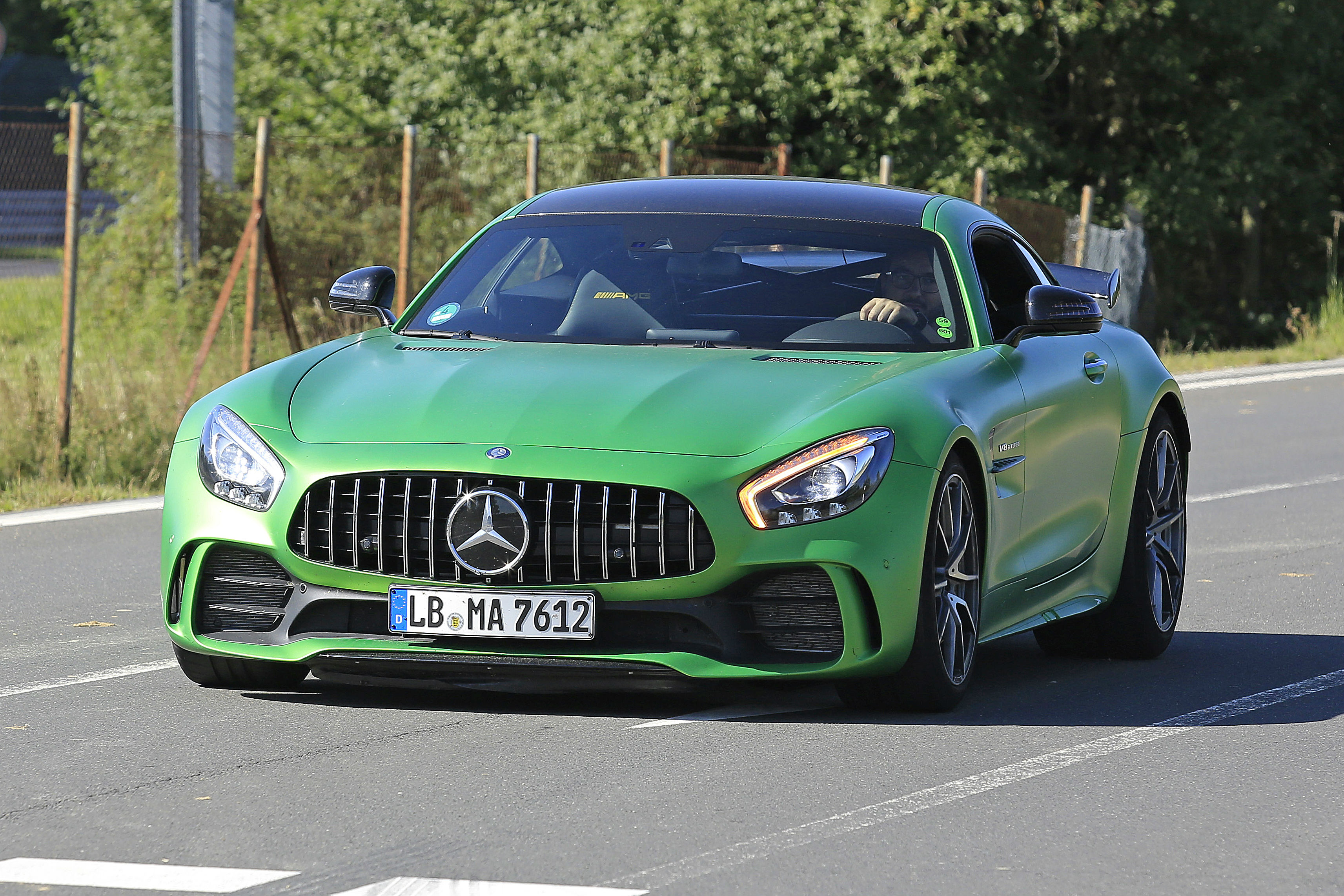 mercedes-amg_gt4_road_car_001.jpg