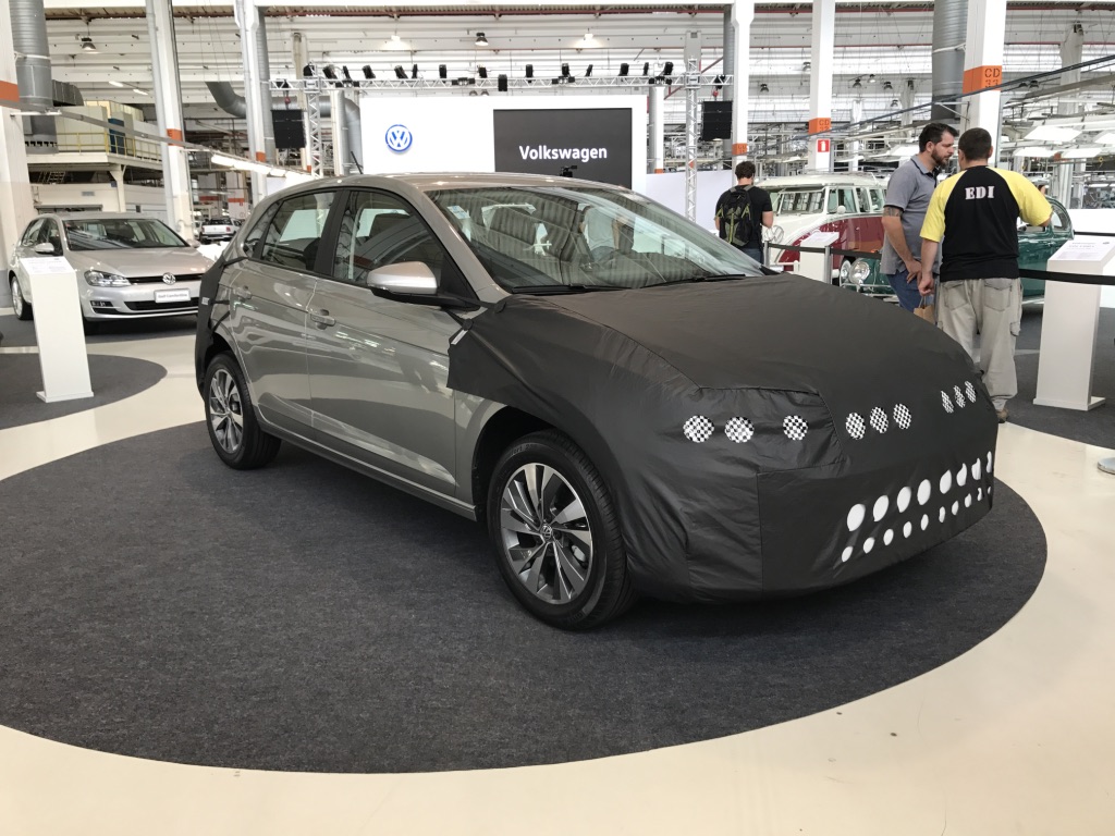 Volkswagen Polo 2018 camuflado na linha de montagem