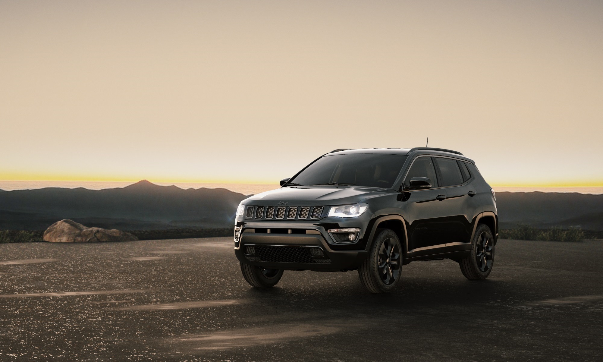 Jeep Compass na versão Night Eagle com tons escurecidos nos para-choques e nas rodas