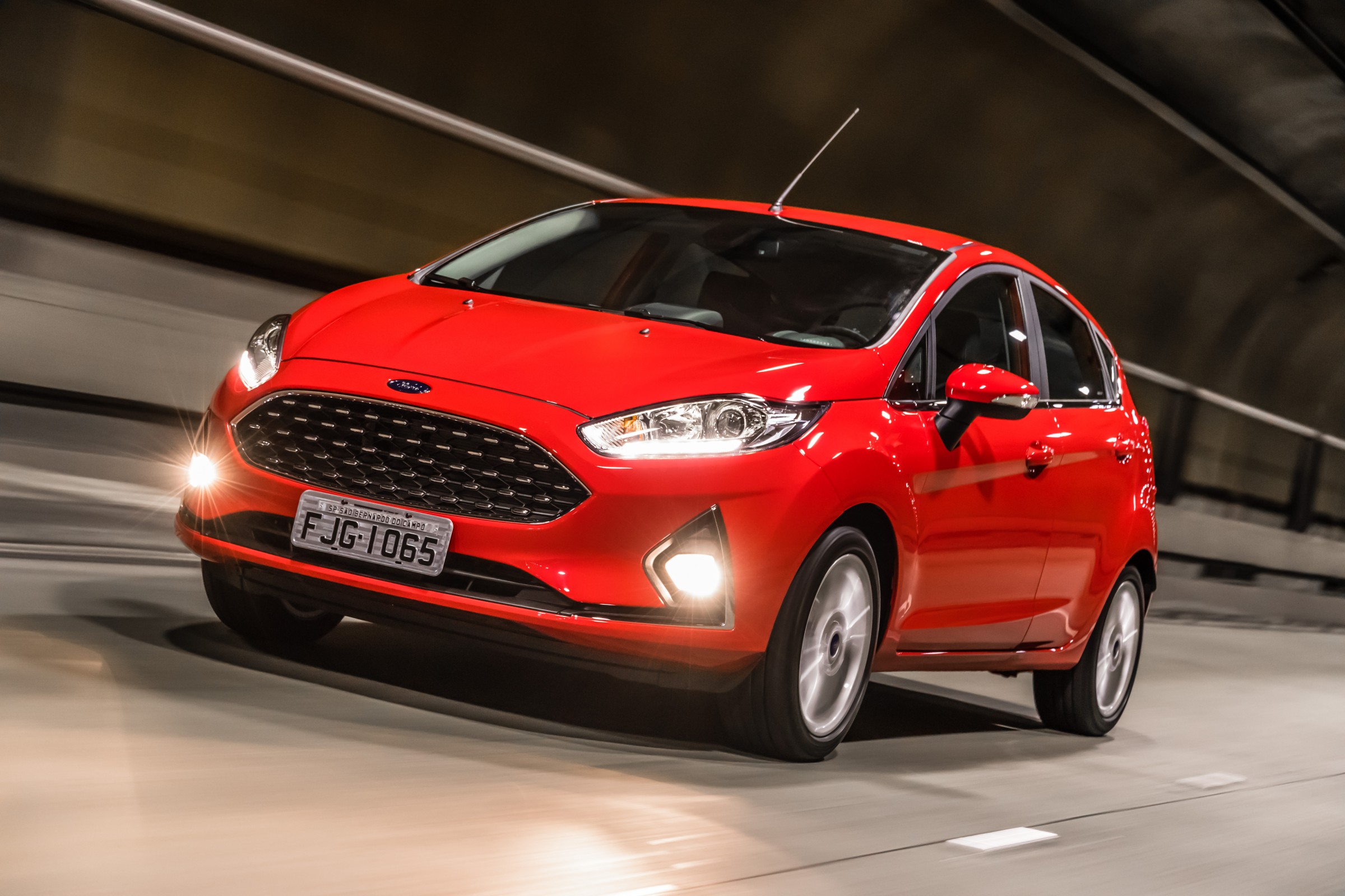 Ford New Fiesta 2018 Titanium Plus vermelho dentro de um túnel