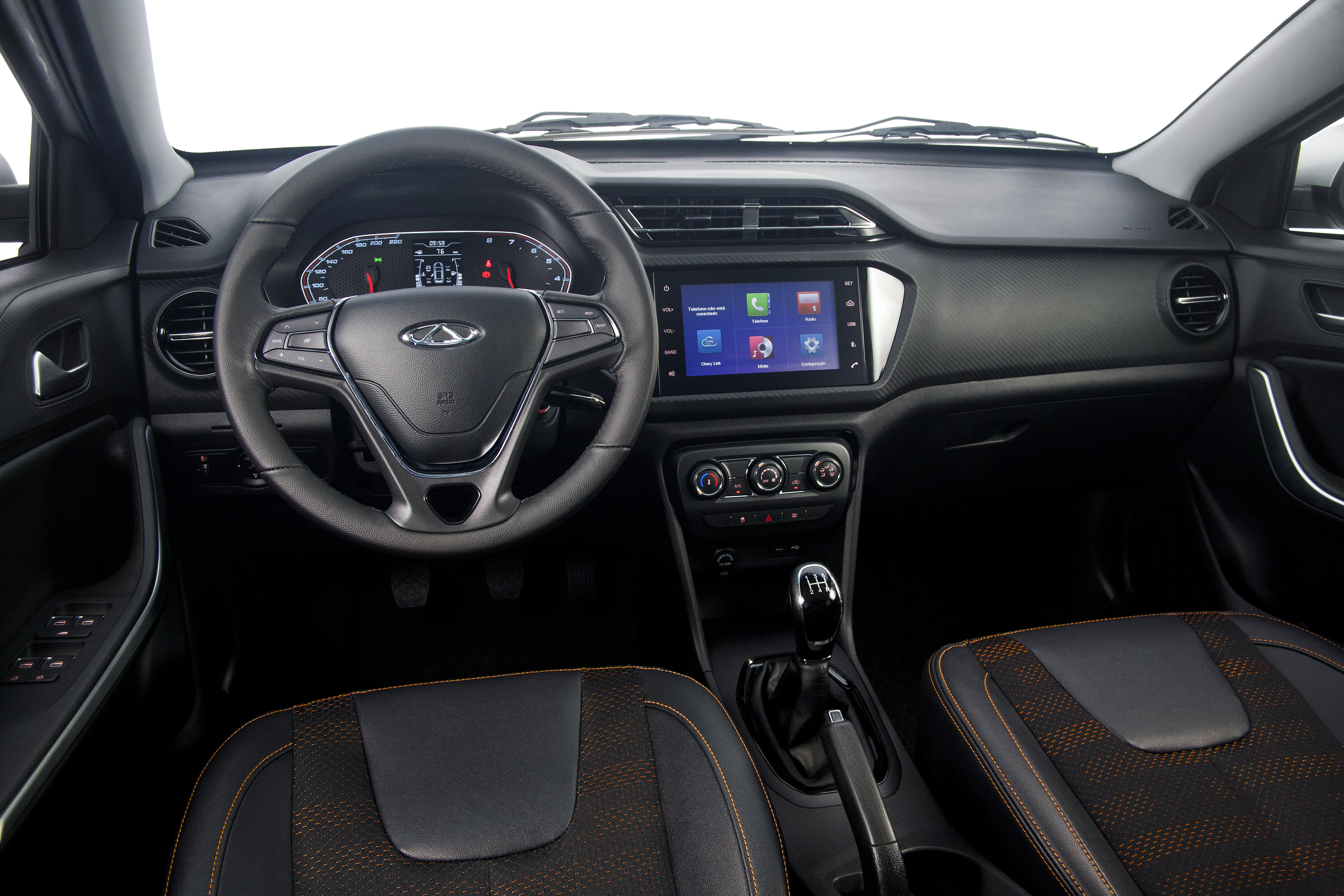  Interior do <strong>Chery Tiggo 2</strong> tem tela multimídia de 8 polegadas